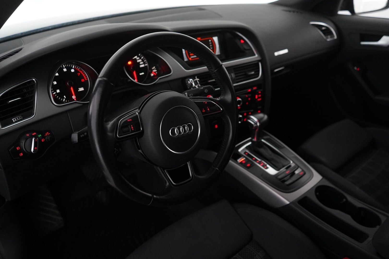 Audi A5 2013 Sportback Black Edition 1.8 TFSI 125 kW *Vakkari / Lohko / Sportti penkit / Tutka* YritysOutlet - Myydään vain yrityksille - Kahdet renkaat alumiinivantein / Suomi-auto / Todella säännöllinen huoltokirja *Tämä auto myydään YritysOutlet -valikoimasta vain yritykselle*