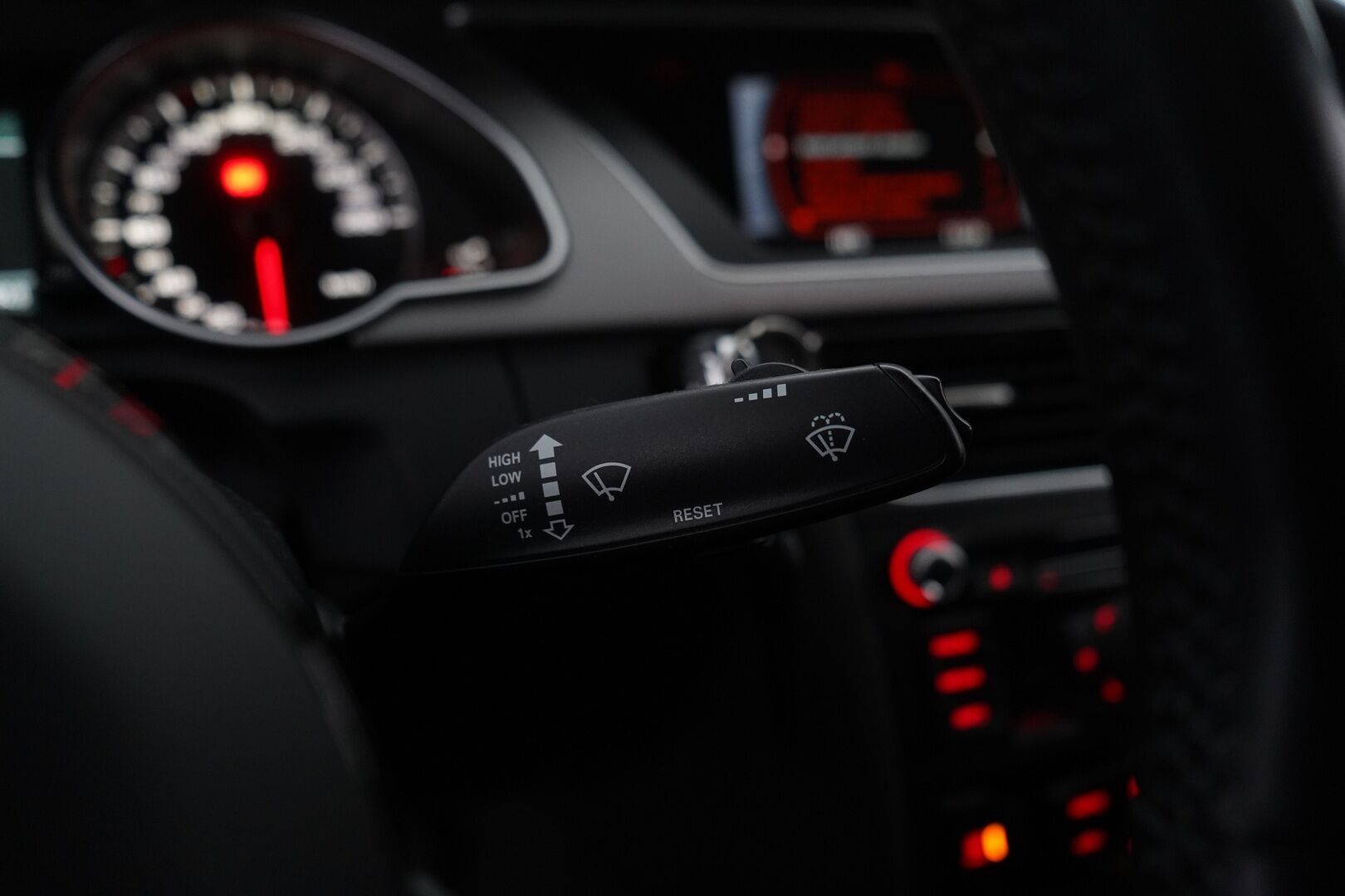 Audi A5 2013 Sportback Black Edition 1.8 TFSI 125 kW *Vakkari / Lohko / Sportti penkit / Tutka* YritysOutlet - Myydään vain yrityksille - Kahdet renkaat alumiinivantein / Suomi-auto / Todella säännöllinen huoltokirja *Tämä auto myydään YritysOutlet -valikoimasta vain yritykselle*