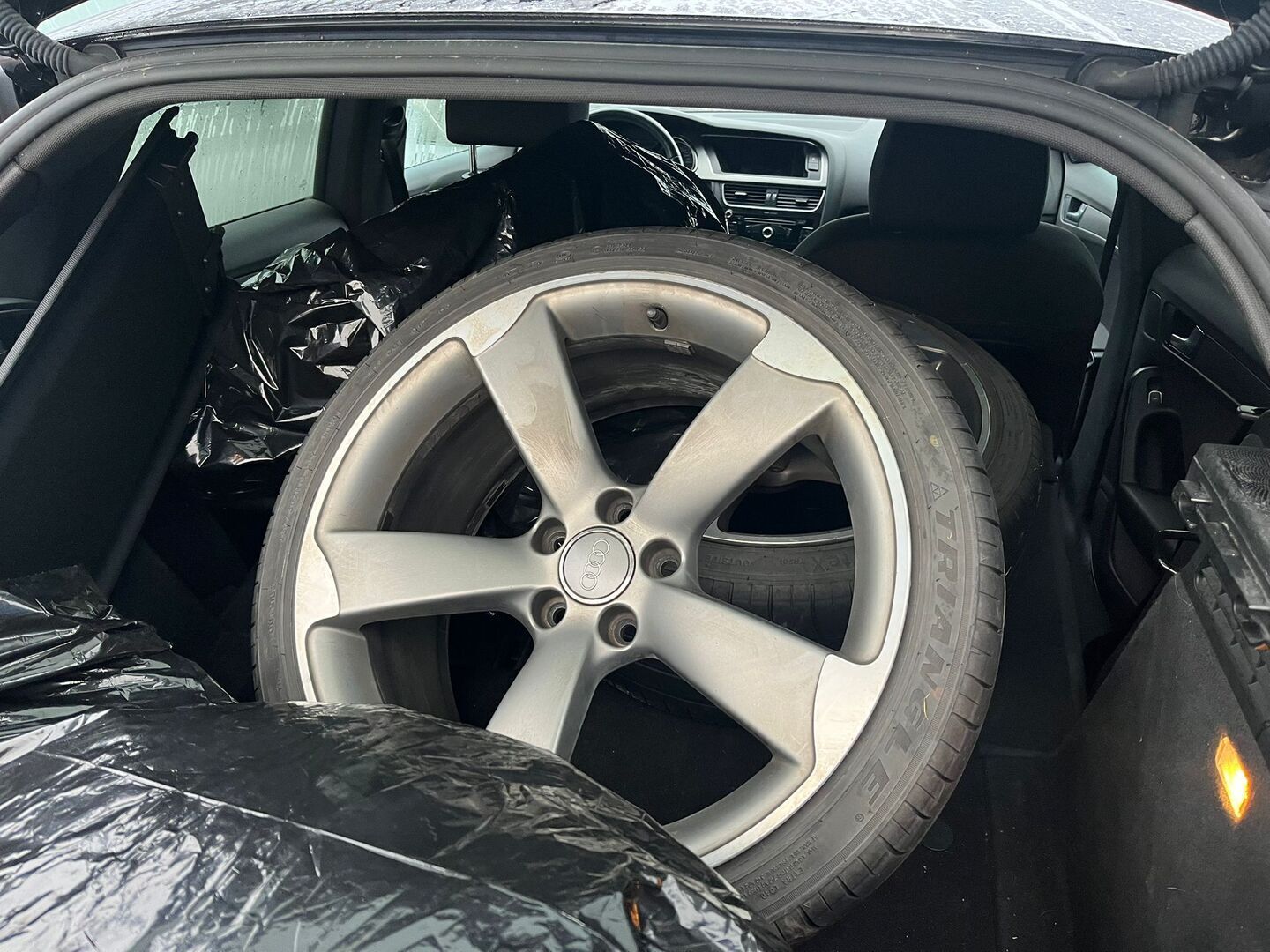 Audi A5 2013 Sportback Black Edition 1.8 TFSI 125 kW *Vakkari / Lohko / Sportti penkit / Tutka* YritysOutlet - Myydään vain yrityksille - Kahdet renkaat alumiinivantein / Suomi-auto / Todella säännöllinen huoltokirja *Tämä auto myydään YritysOutlet -valikoimasta vain yritykselle*