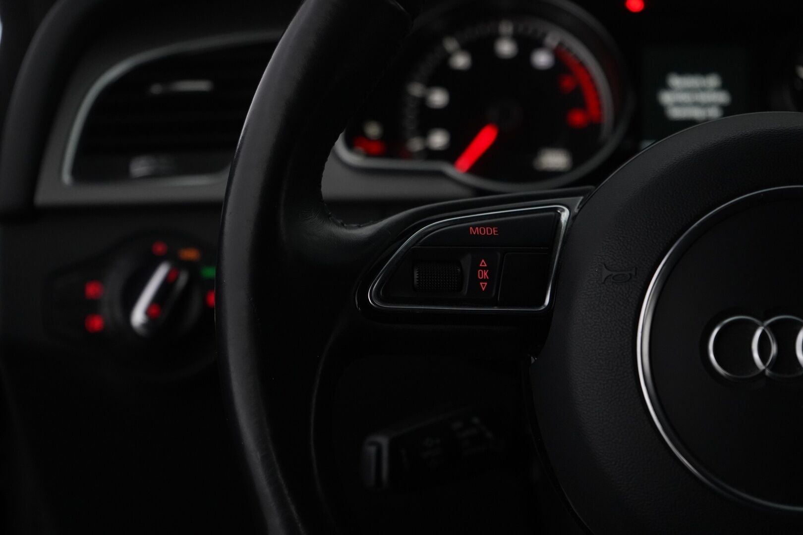 Audi A5 2013 Sportback Black Edition 1.8 TFSI 125 kW *Vakkari / Lohko / Sportti penkit / Tutka* YritysOutlet - Myydään vain yrityksille - Kahdet renkaat alumiinivantein / Suomi-auto / Todella säännöllinen huoltokirja *Tämä auto myydään YritysOutlet -valikoimasta vain yritykselle*