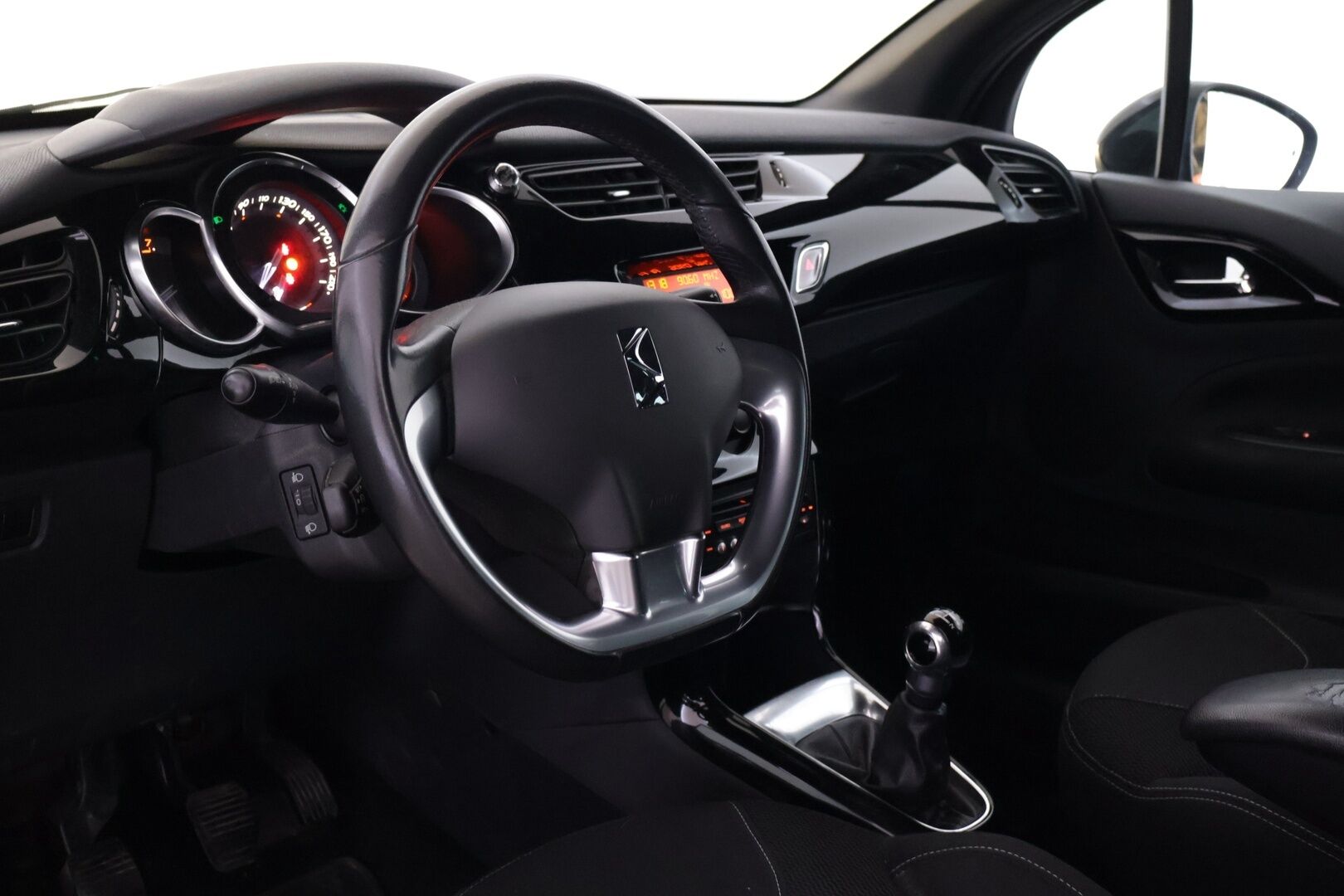 Citroen DS3 2013 VTi 120 So Chic -*Myydään huutokaupat.com* - | Suomi-auto | Vakkari | Lohko | 2x hyvät renkaat |