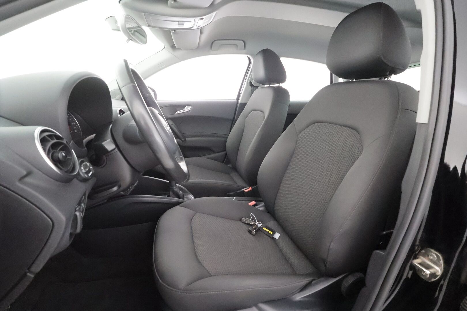 Audi A1 2012 Attraction 1,2 TFSI Start-Stop - | Webasto | Ilmastointi | Penkinlämmittimet | CD-Soitin | Sähköpeilit | Suomi-auto | Kahdet renkaat |