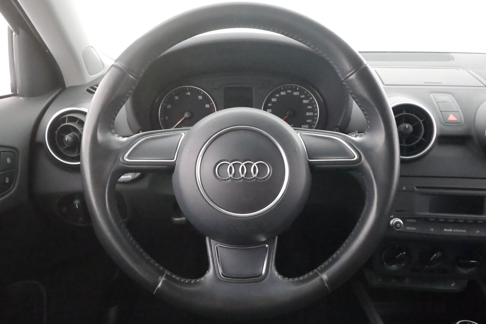 Audi A1 2012 Attraction 1,2 TFSI Start-Stop - | Webasto | Ilmastointi | Penkinlämmittimet | CD-Soitin | Sähköpeilit | Suomi-auto | Kahdet renkaat |