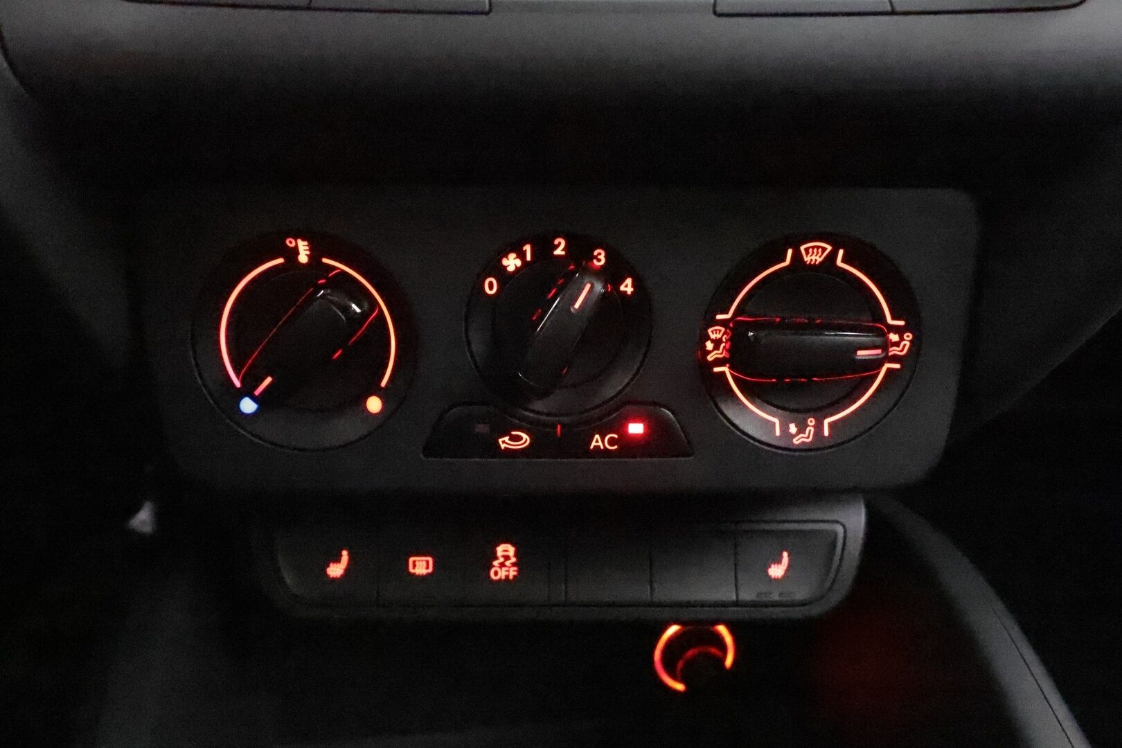 Audi A1 2012 Attraction 1,2 TFSI Start-Stop - | Webasto | Ilmastointi | Penkinlämmittimet | CD-Soitin | Sähköpeilit | Suomi-auto | Kahdet renkaat |