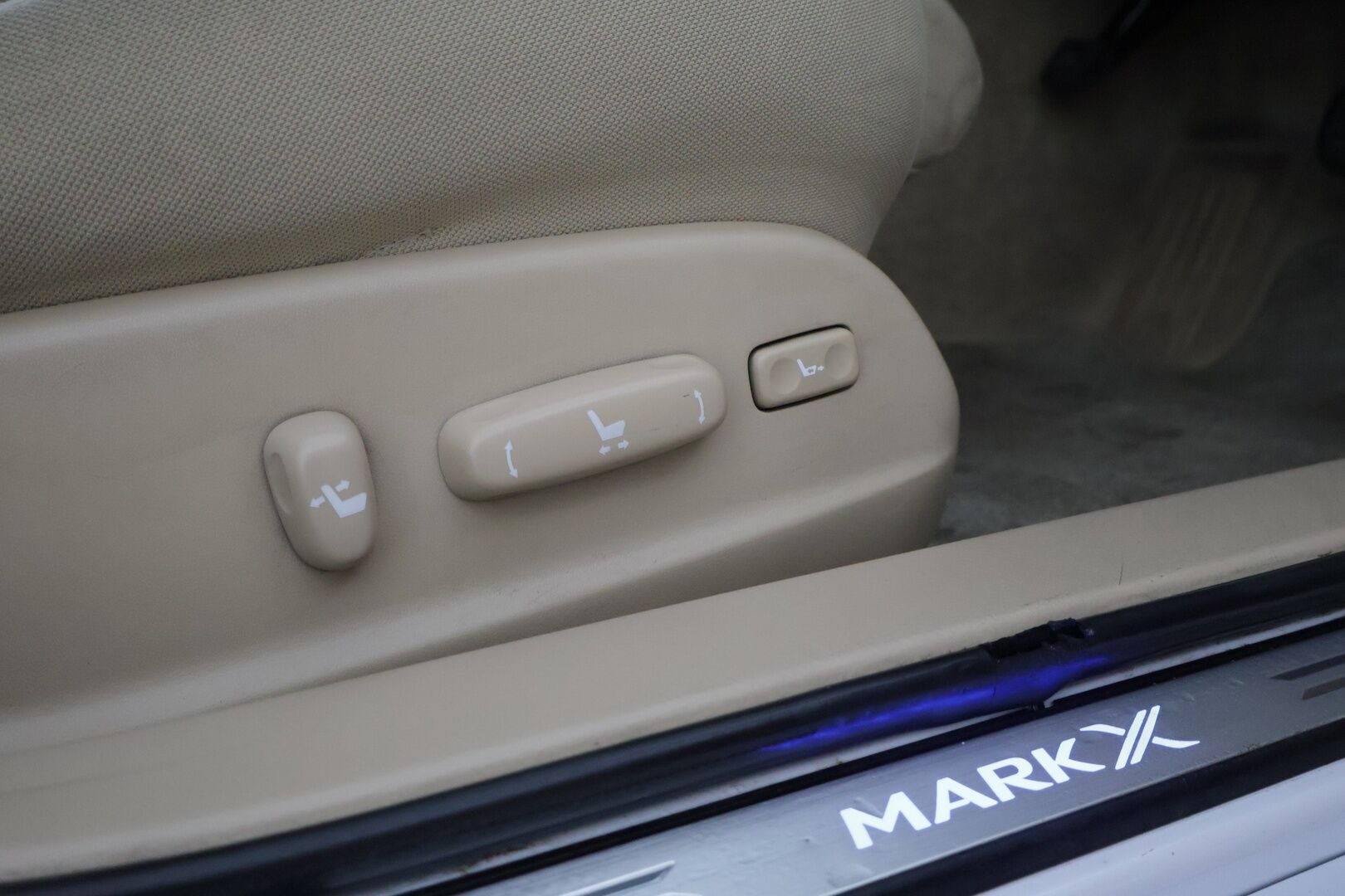 Toyota MARK X 2006 Sedan (AA) 4ov 2499cm3 **Harvinainen / Tyylikäs / Sähkösäätöiset penkit.** - Kahdet renkaat vanteineen (kesä) / Säädettävä alusta / Takaveto