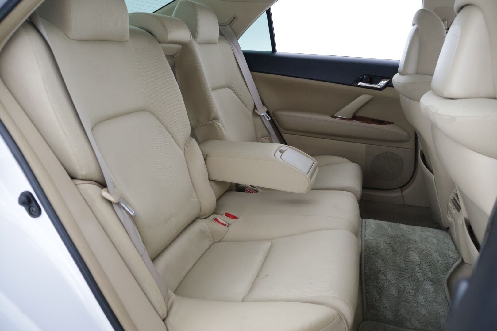 Toyota MARK X 2006 Sedan (AA) 4ov 2499cm3 **Harvinainen / Tyylikäs / Sähkösäätöiset penkit.** - Kahdet renkaat vanteineen (kesä) / Säädettävä alusta / Takaveto
