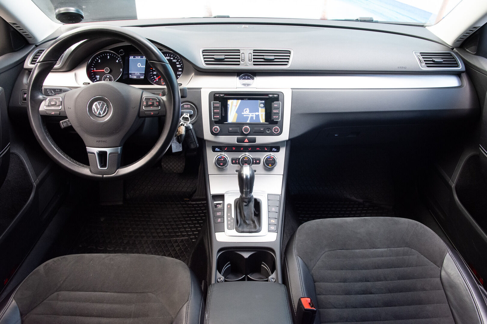 Volkswagen Passat 2013 Sedan Highline 2,0 TDI 103 kW (140 hv) BlueMotion Technology DSG-automaatti - | Webasto | Kattoluukku | Vakkari | Nahka-alcantara | Tutkat | Navi | Suomi-auto |