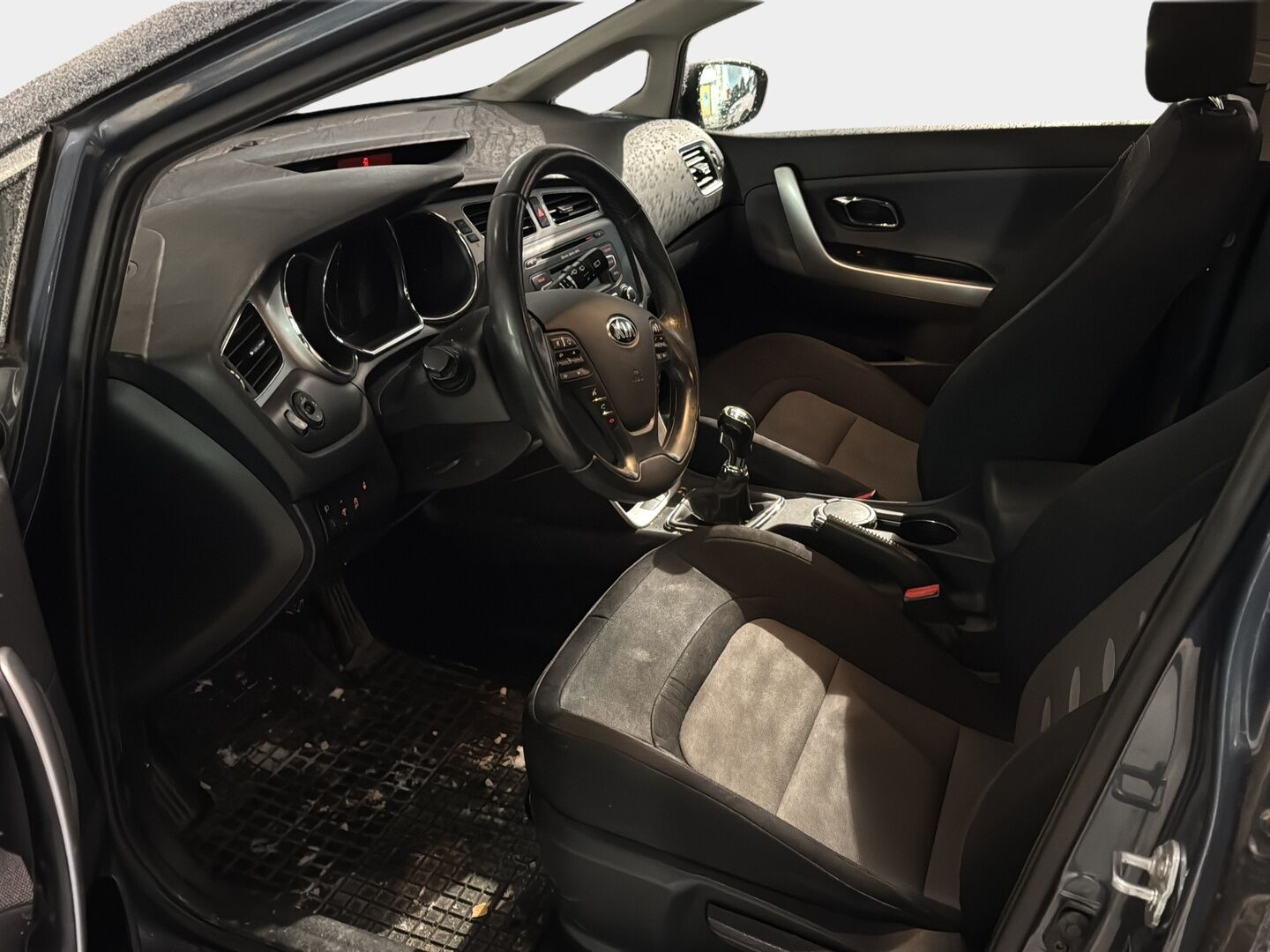 Kia cee'd 2014 1,6 ISG EX 5D EcoDynamics *Vakkari / Ratinlämmitin / LED-lisävalo / Tutka / Koukku* - Koukullinen Ceed uudenveroisilla nastarenkailla!