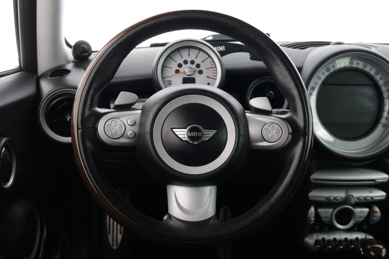 Mini Cooper S 2009 COOPER S CLUBMAN 1,6 R55* Sisätilanlämmitin / Tutka / Tuulilasinlämmitin / Nahkapenkit * - *Särmällä huoltohistorialla / R55 Korimalli / Ketju vaihdettu / Kahdet hyvät renkaat omilla alumiinivanteilla *