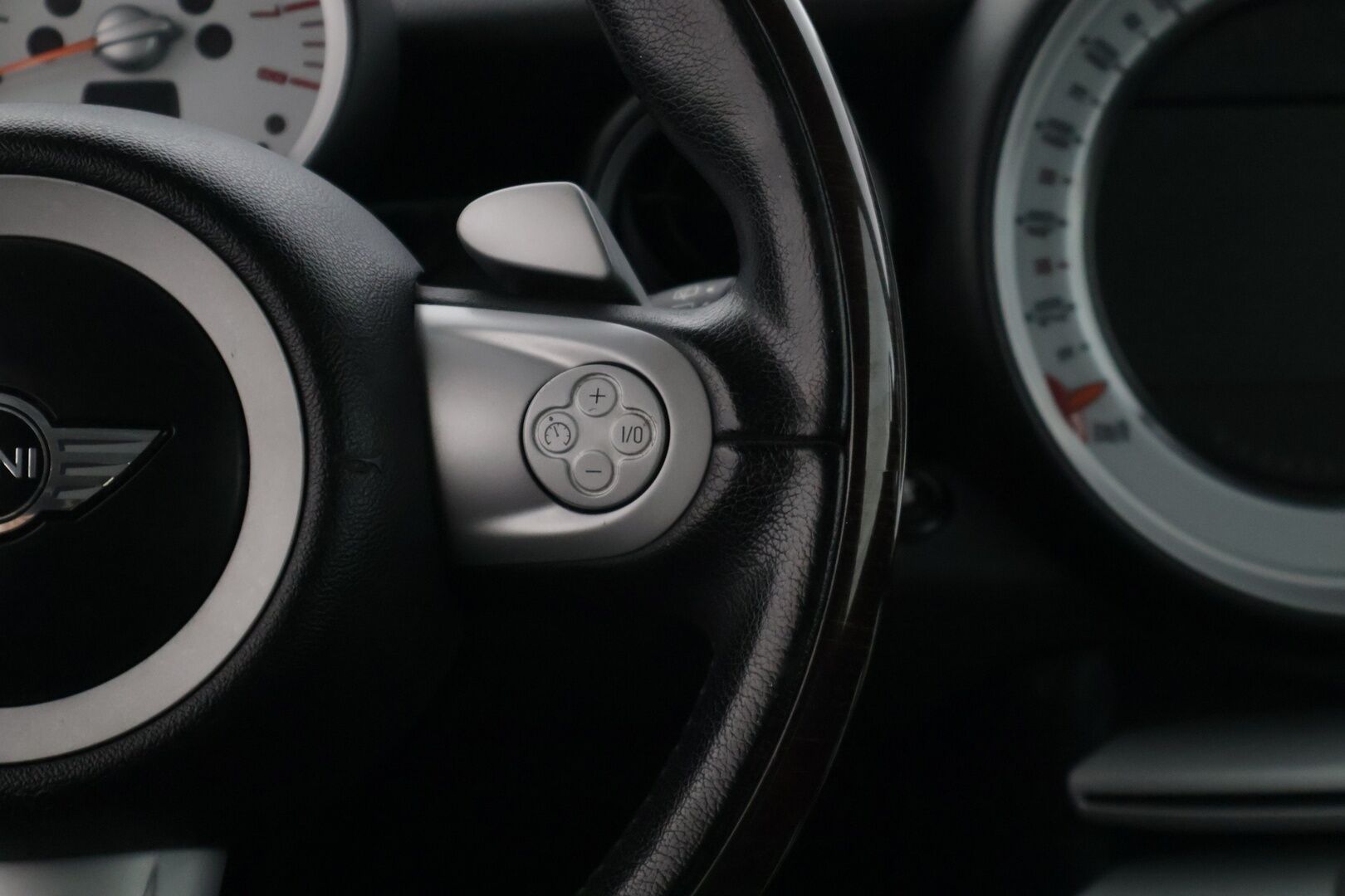 Mini Cooper S 2009 COOPER S CLUBMAN 1,6 R55* Sisätilanlämmitin / Tutka / Tuulilasinlämmitin / Nahkapenkit * - *Särmällä huoltohistorialla / R55 Korimalli / Ketju vaihdettu / Kahdet hyvät renkaat omilla alumiinivanteilla *