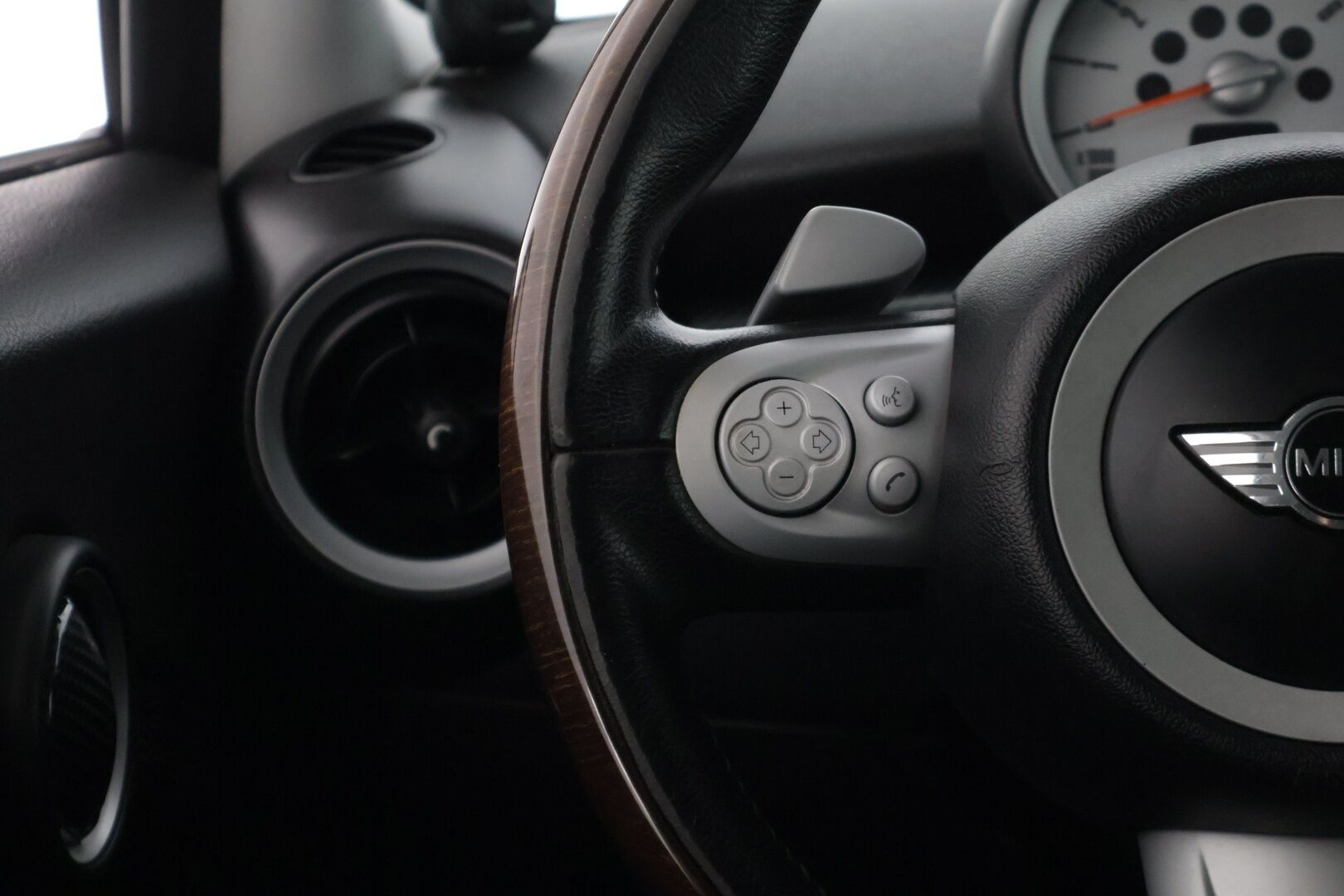 Mini Cooper S 2009 COOPER S CLUBMAN 1,6 R55* Sisätilanlämmitin / Tutka / Tuulilasinlämmitin / Nahkapenkit * - *Särmällä huoltohistorialla / R55 Korimalli / Ketju vaihdettu / Kahdet hyvät renkaat omilla alumiinivanteilla *