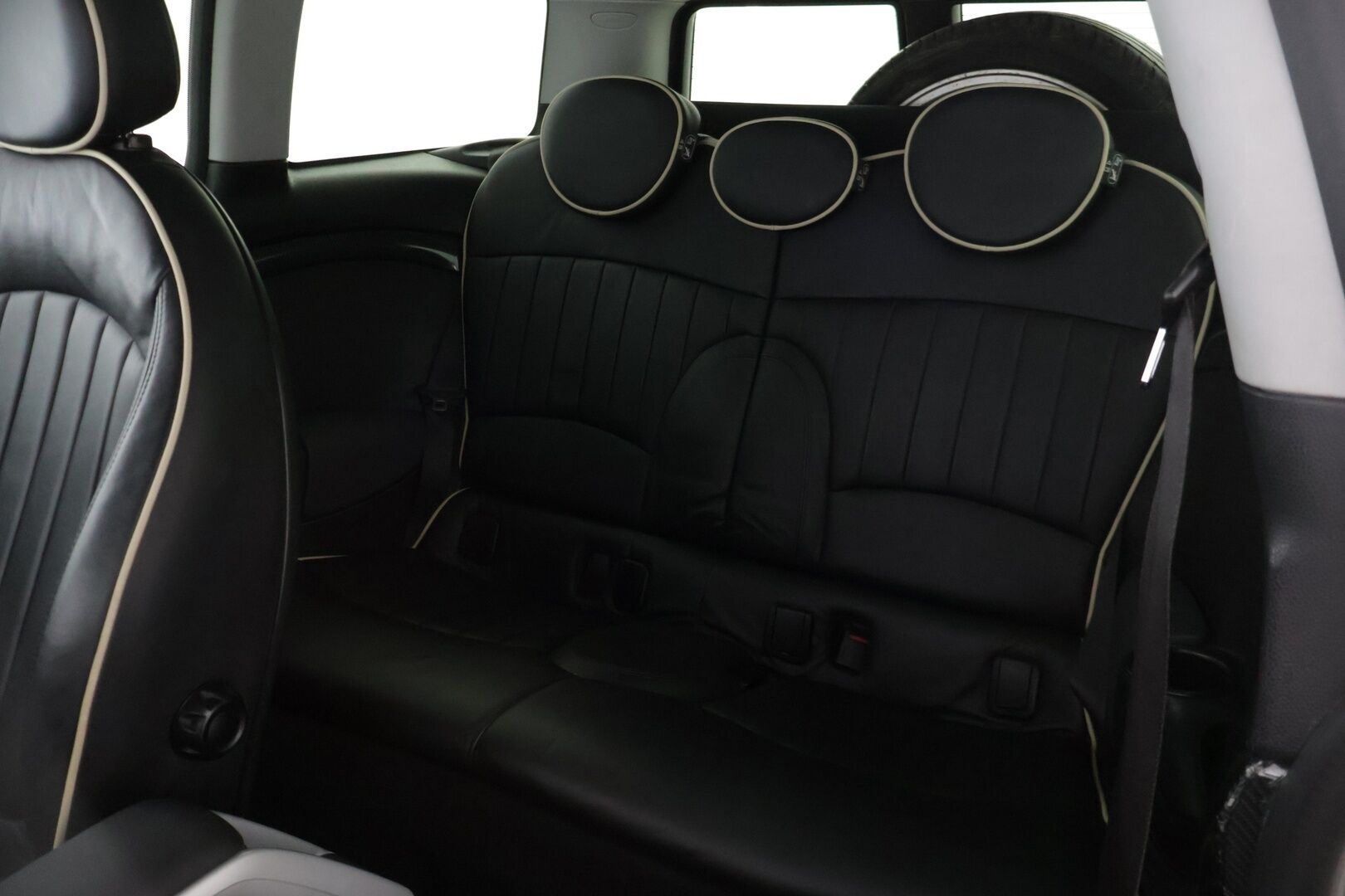 Mini Cooper S 2009 COOPER S CLUBMAN 1,6 R55* Sisätilanlämmitin / Tutka / Tuulilasinlämmitin / Nahkapenkit * - *Särmällä huoltohistorialla / R55 Korimalli / Ketju vaihdettu / Kahdet hyvät renkaat omilla alumiinivanteilla *