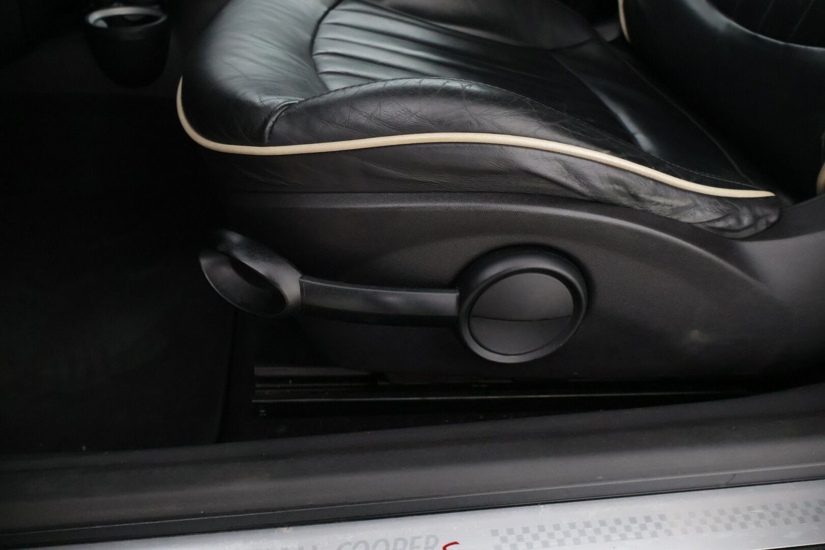 Mini Cooper S 2009 COOPER S CLUBMAN 1,6 R55* Sisätilanlämmitin / Tutka / Tuulilasinlämmitin / Nahkapenkit * - *Särmällä huoltohistorialla / R55 Korimalli / Ketju vaihdettu / Kahdet hyvät renkaat omilla alumiinivanteilla *