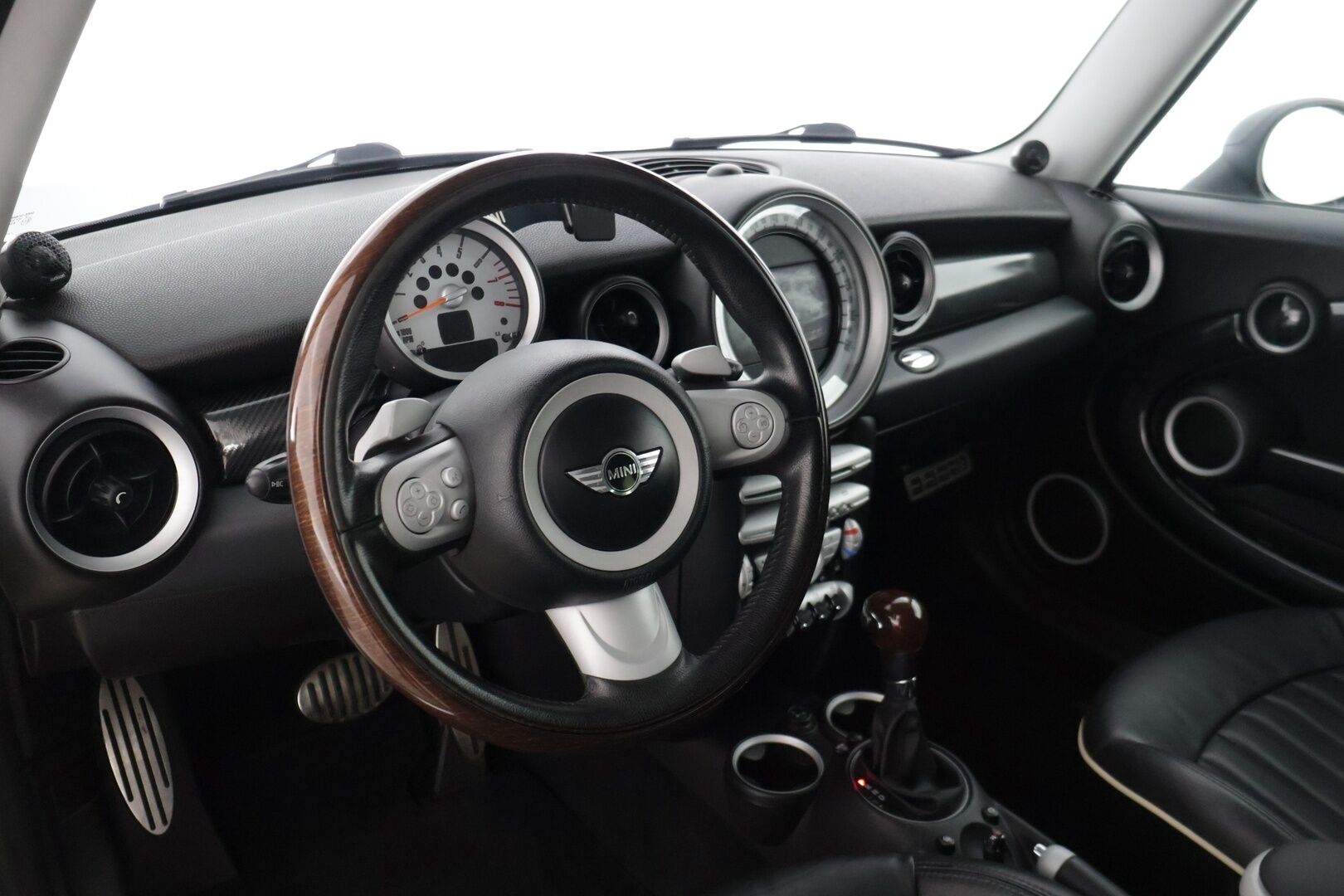 Mini Cooper S 2009 COOPER S CLUBMAN 1,6 R55* Sisätilanlämmitin / Tutka / Tuulilasinlämmitin / Nahkapenkit * - *Särmällä huoltohistorialla / R55 Korimalli / Ketju vaihdettu / Kahdet hyvät renkaat omilla alumiinivanteilla *