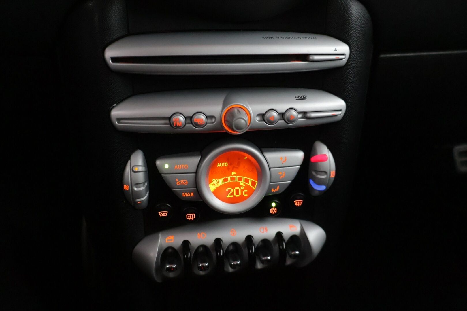 Mini Cooper S 2009 COOPER S CLUBMAN 1,6 R55* Sisätilanlämmitin / Tutka / Tuulilasinlämmitin / Nahkapenkit * - *Särmällä huoltohistorialla / R55 Korimalli / Ketju vaihdettu / Kahdet hyvät renkaat omilla alumiinivanteilla *