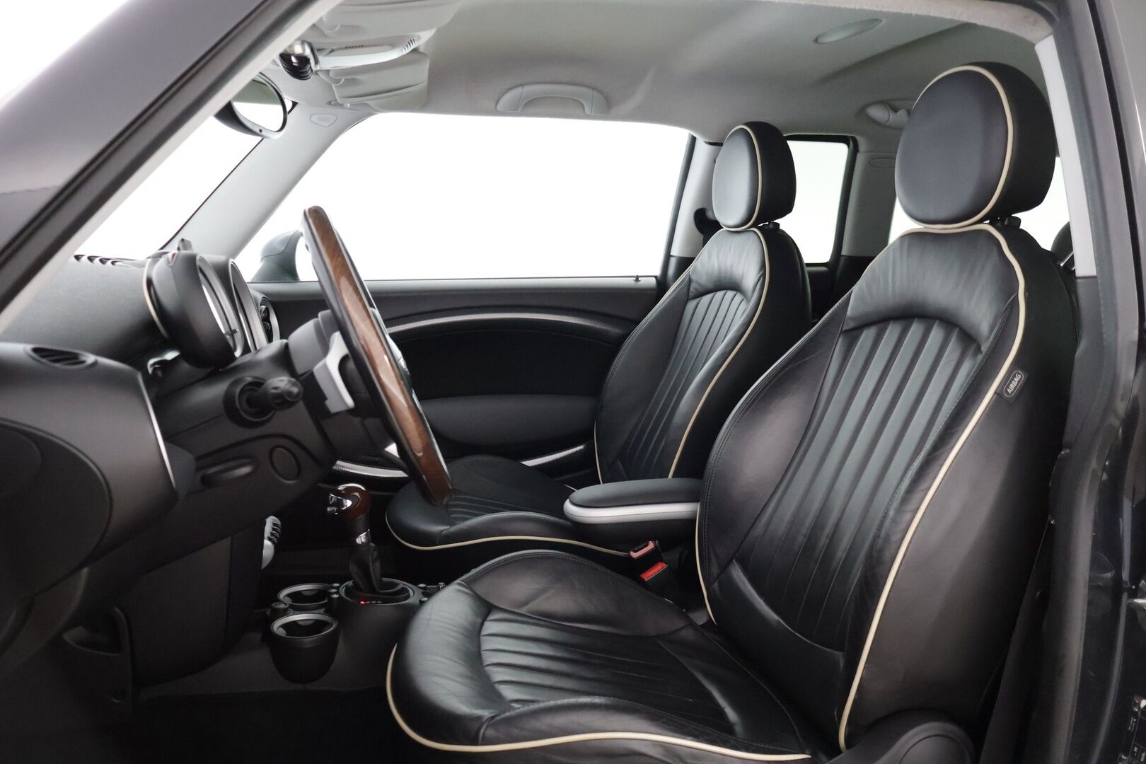 Mini Cooper S 2009 COOPER S CLUBMAN 1,6 R55* Sisätilanlämmitin / Tutka / Tuulilasinlämmitin / Nahkapenkit * - *Särmällä huoltohistorialla / R55 Korimalli / Ketju vaihdettu / Kahdet hyvät renkaat omilla alumiinivanteilla *