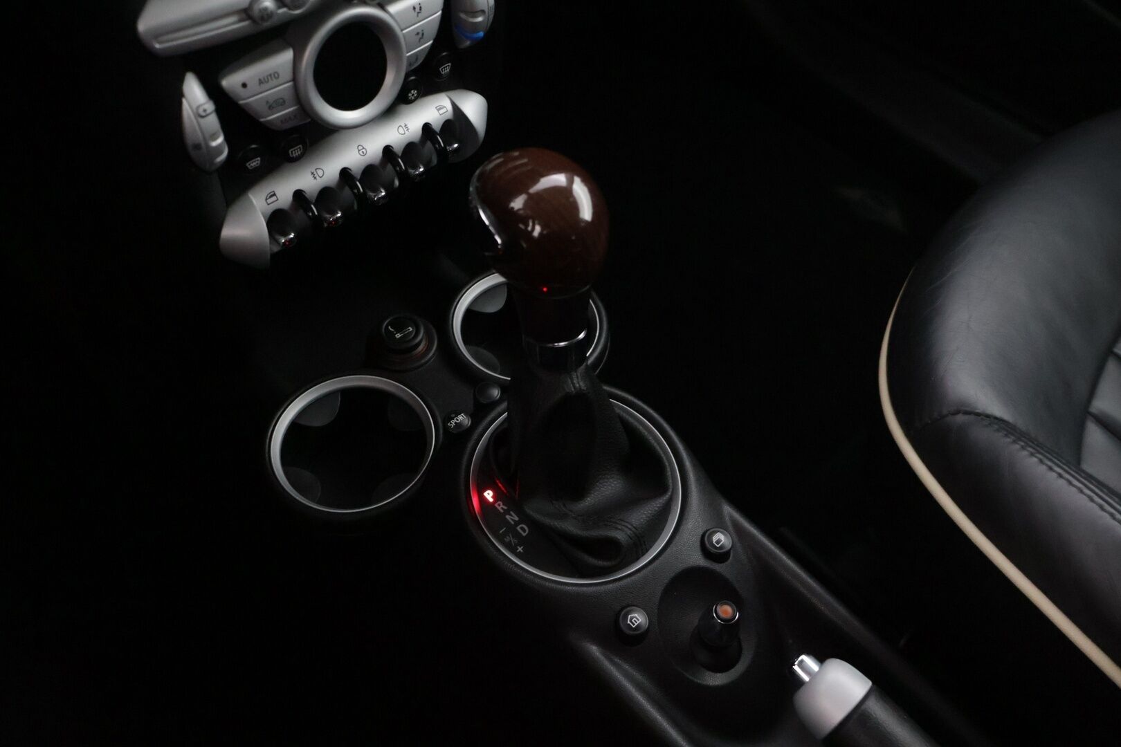 Mini Cooper S 2009 COOPER S CLUBMAN 1,6 R55* Sisätilanlämmitin / Tutka / Tuulilasinlämmitin / Nahkapenkit * - *Särmällä huoltohistorialla / R55 Korimalli / Ketju vaihdettu / Kahdet hyvät renkaat omilla alumiinivanteilla *