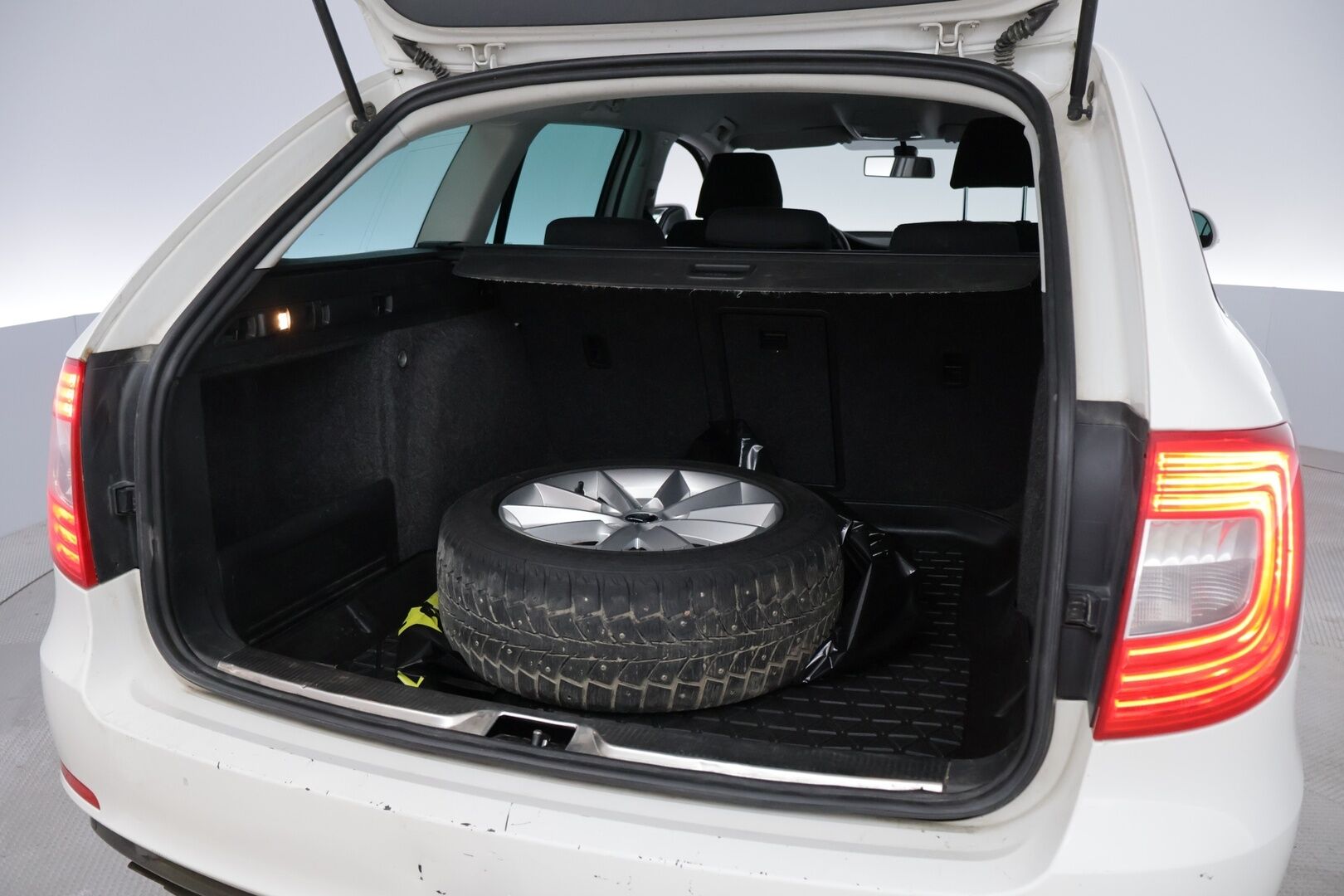 Skoda Superb 2014 Combi 2,0 TDI 140 Active Business DSG Autom. - YritysOutlet - Myydään vain yrityksille - – Tämä auto myydään YritysOutlet -valikoimasta vain yritykselle