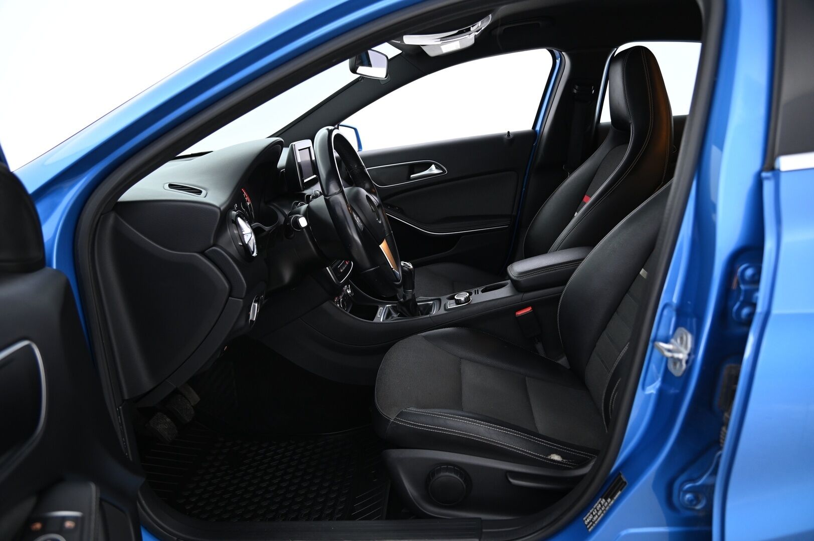 Mercedes-Benz A 2014 180 BE Suomi Edition - Puolinahat / Upea Metalliväri / Bluetooth / Lohkolämmitin