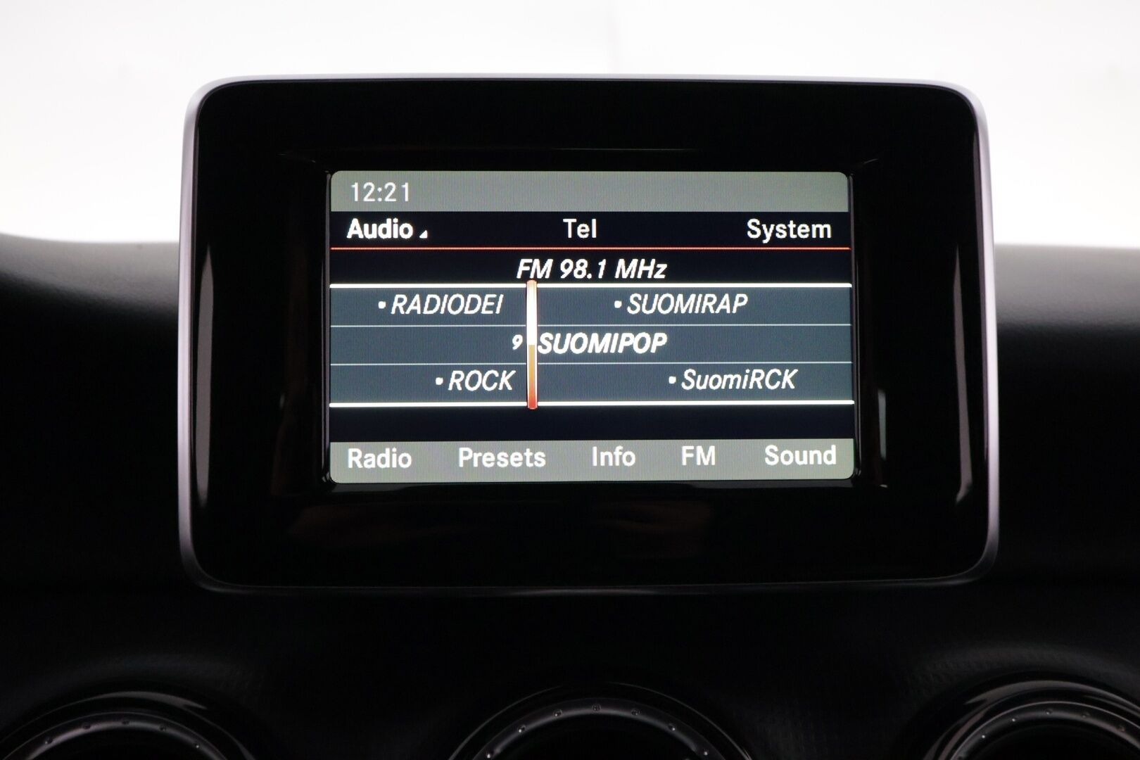 Mercedes-Benz A 2014 180 BE Suomi Edition - Puolinahat / Upea Metalliväri / Bluetooth / Lohkolämmitin