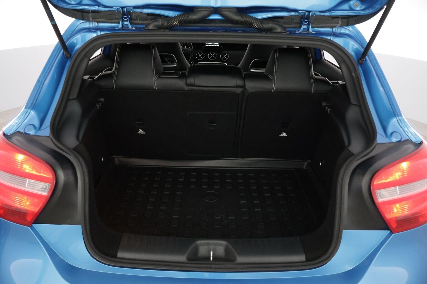 Mercedes-Benz A 2014 180 BE Suomi Edition - Puolinahat / Upea Metalliväri / Bluetooth / Lohkolämmitin