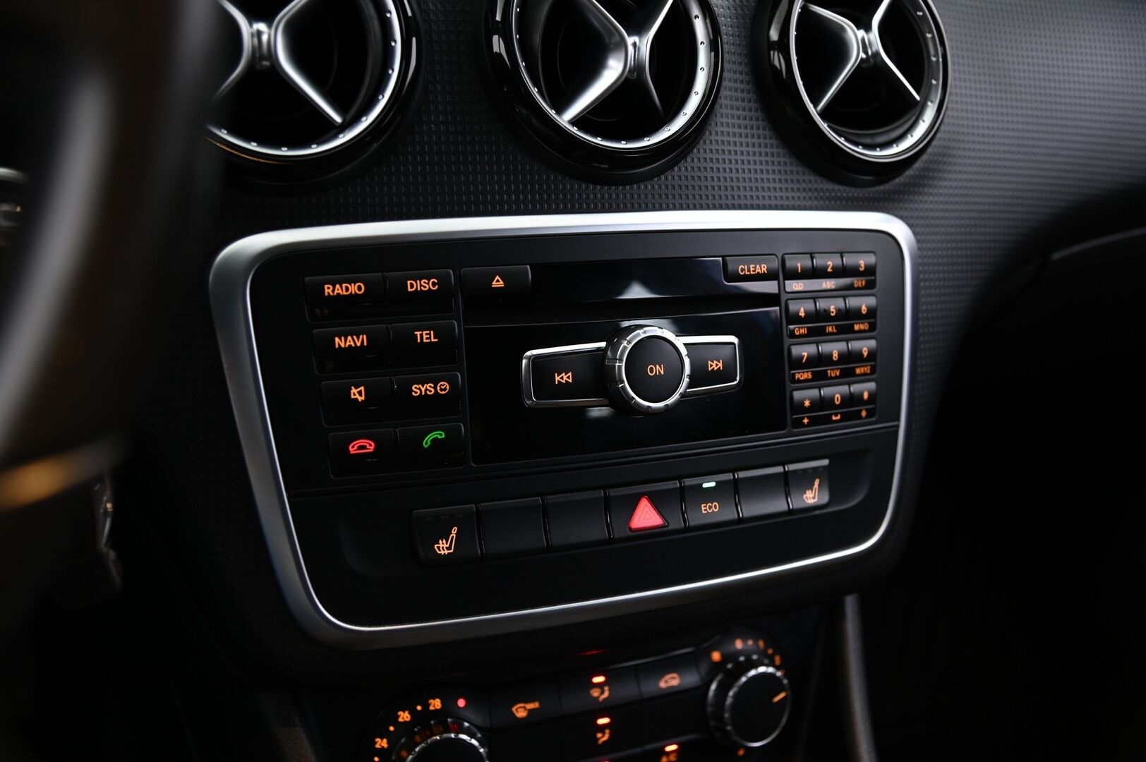 Mercedes-Benz A 2014 180 BE Suomi Edition - Puolinahat / Upea Metalliväri / Bluetooth / Lohkolämmitin