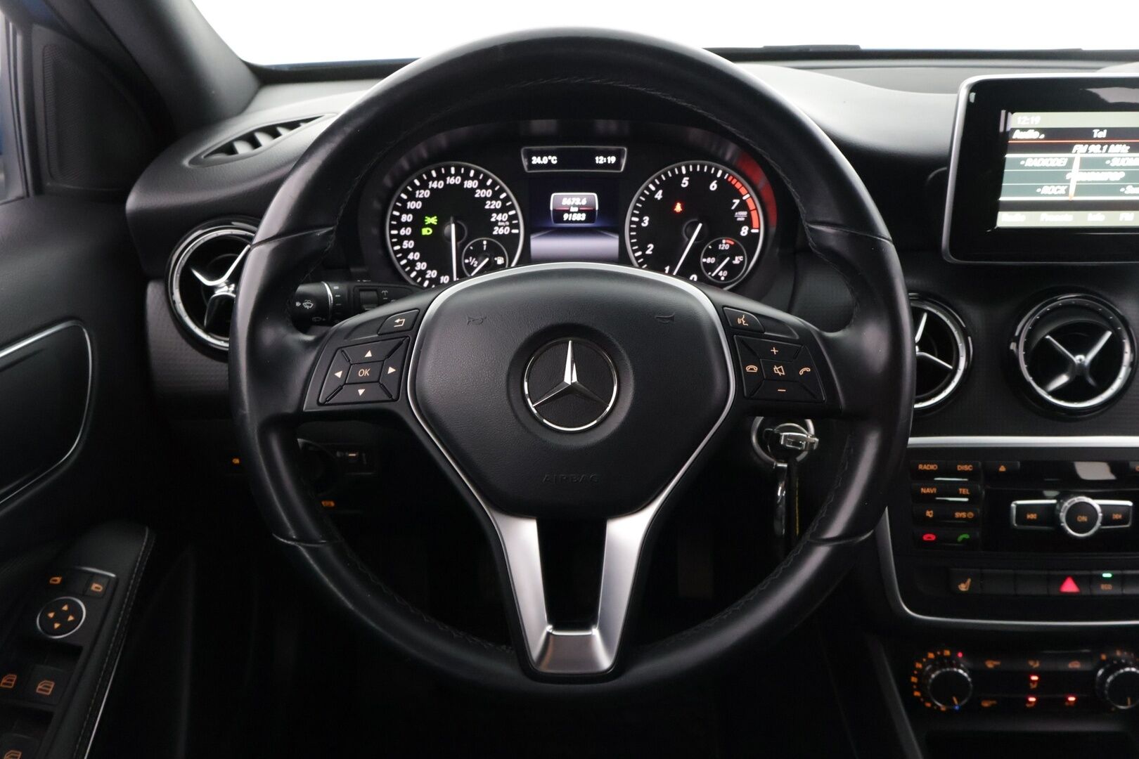 Mercedes-Benz A 2014 180 BE Suomi Edition - Puolinahat / Upea Metalliväri / Bluetooth / Lohkolämmitin