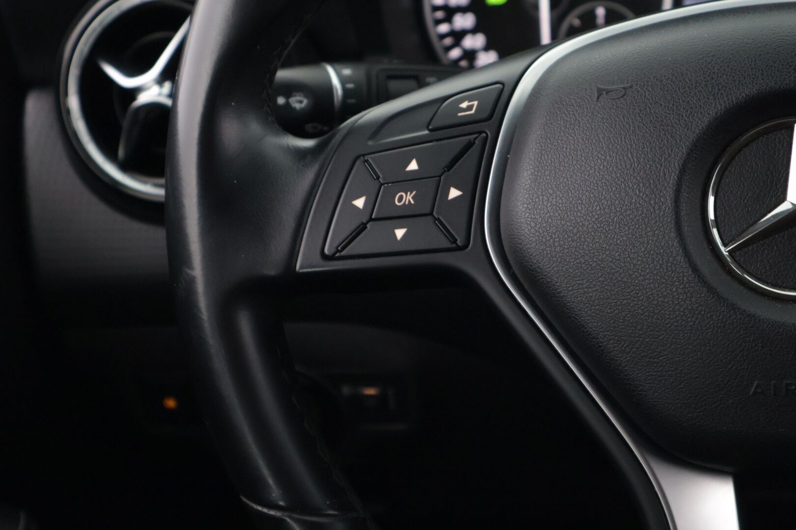 Mercedes-Benz A 2014 180 BE Suomi Edition - Puolinahat / Upea Metalliväri / Bluetooth / Lohkolämmitin