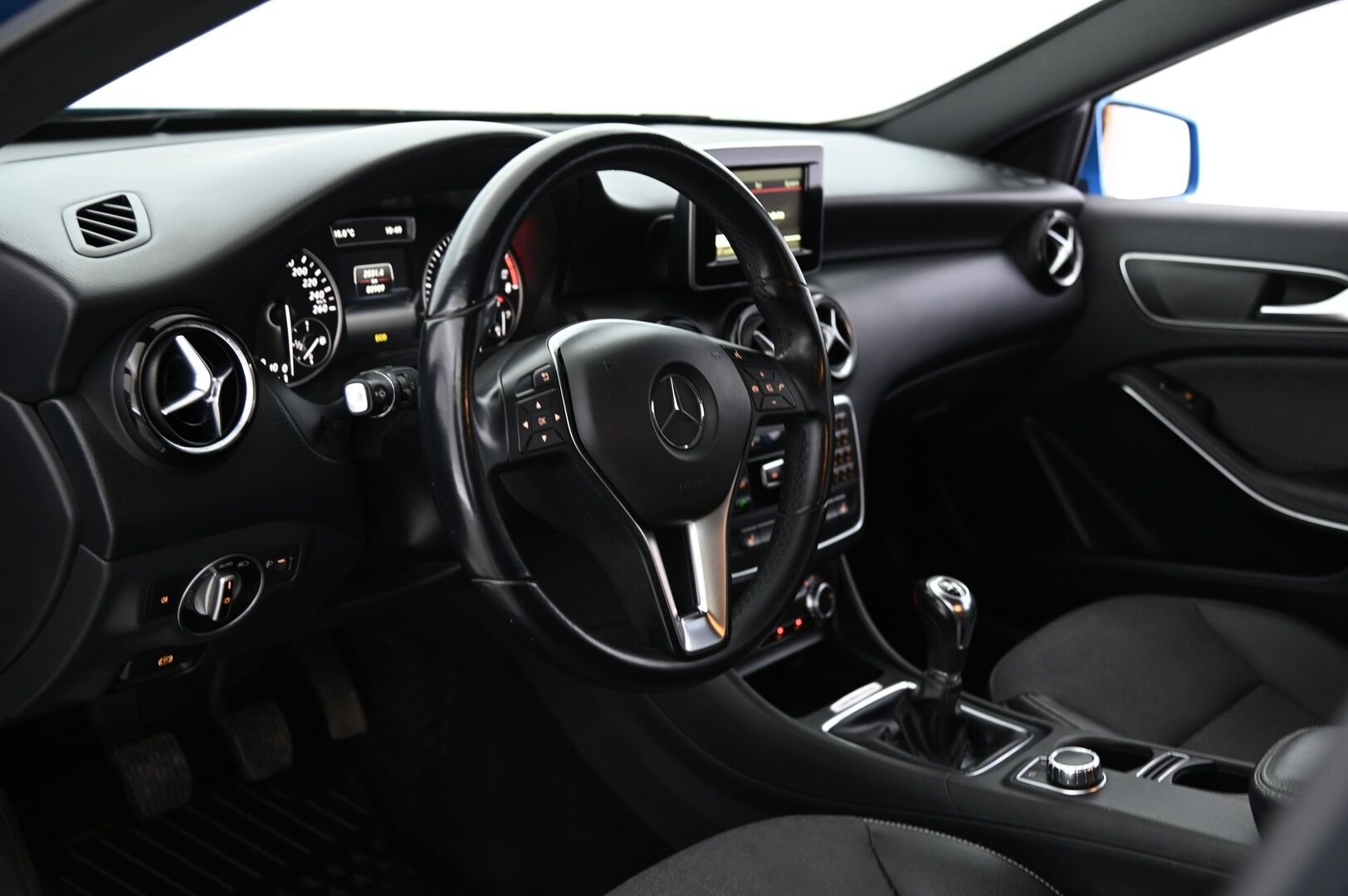 Mercedes-Benz A 2014 180 BE Suomi Edition - Puolinahat / Upea Metalliväri / Bluetooth / Lohkolämmitin