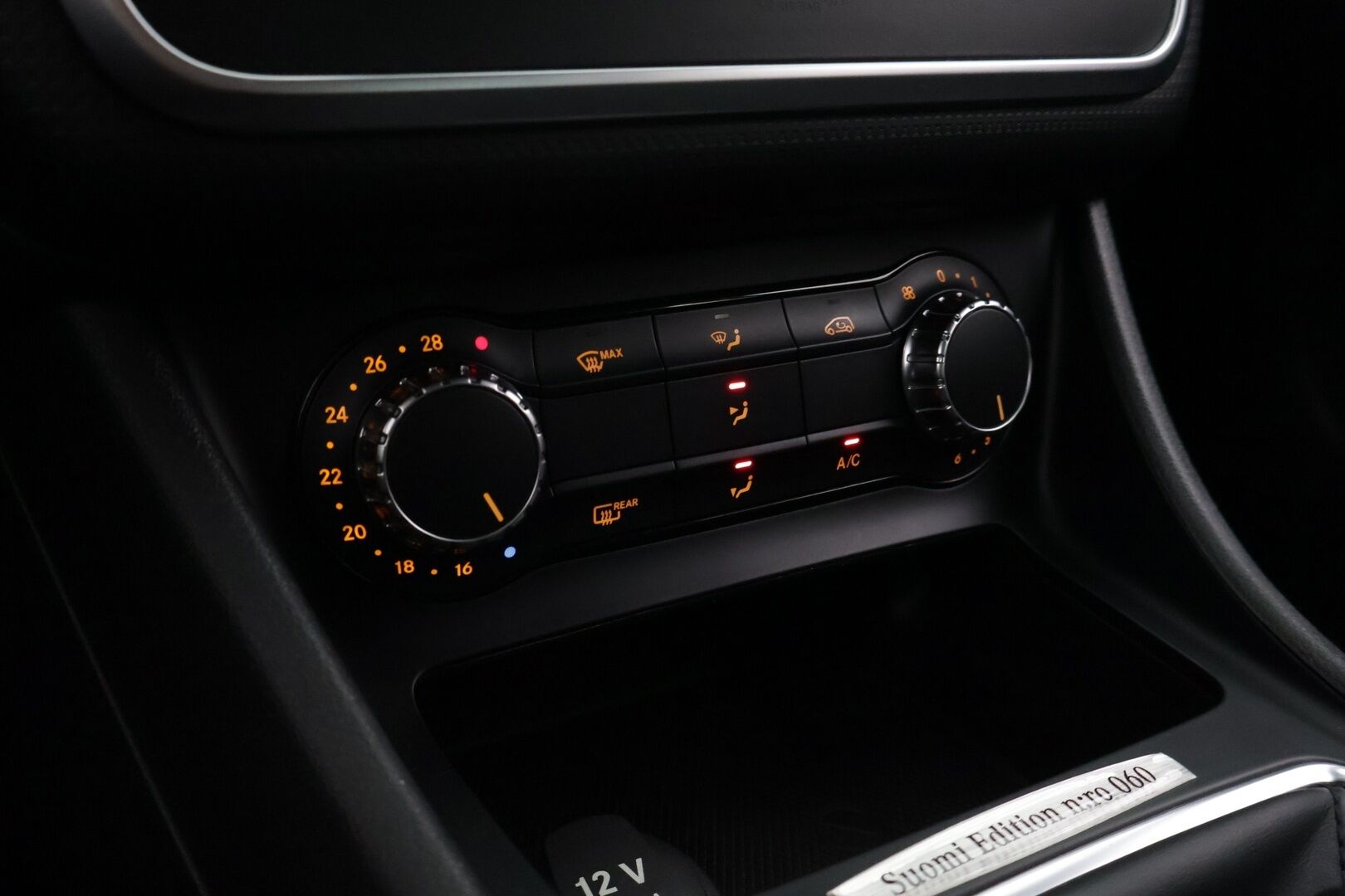 Mercedes-Benz A 2014 180 BE Suomi Edition - Puolinahat / Upea Metalliväri / Bluetooth / Lohkolämmitin