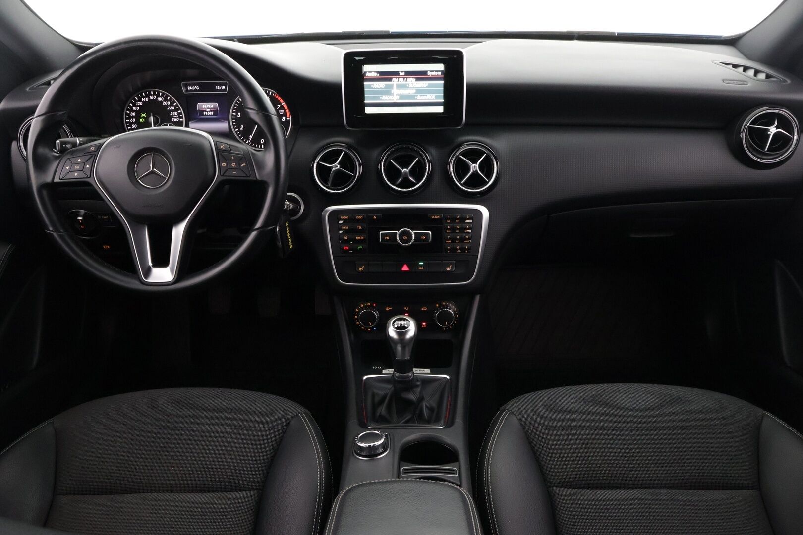 Mercedes-Benz A 2014 180 BE Suomi Edition - Puolinahat / Upea Metalliväri / Bluetooth / Lohkolämmitin