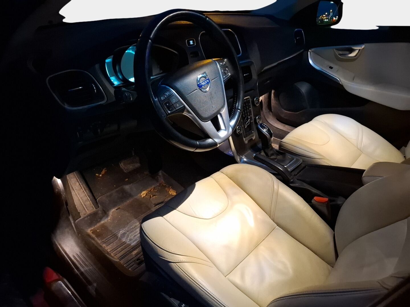 Volvo V40 2013 D4 Summum aut * Webasto / Vaalea Nahkasisusta / Digimittari / Muistipenkki / Sensus Navi / Audio High Performance - Suomiauto / Metalliväri / Jakopää tehty!
