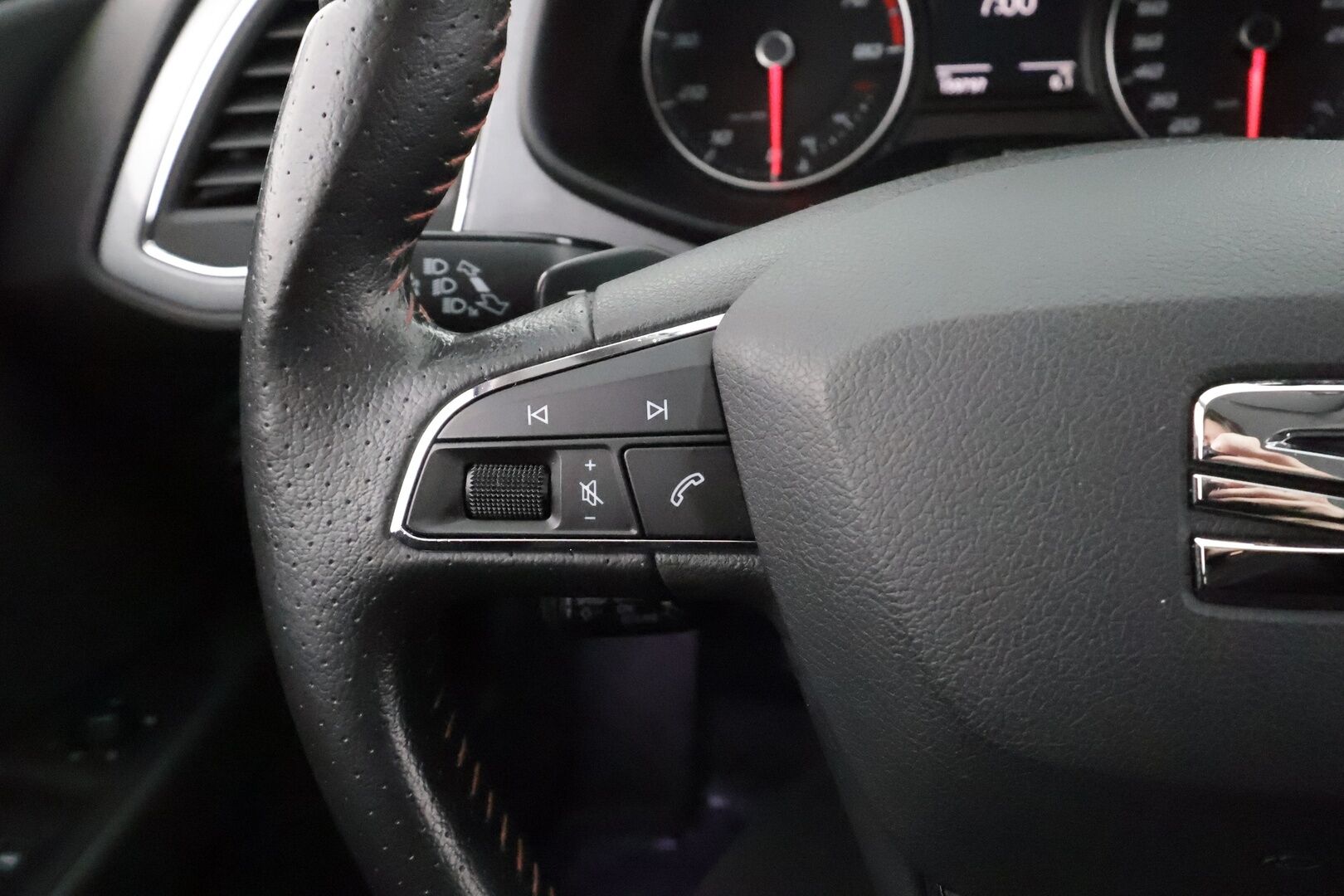 Seat Leon ST 2014 1,8 TSI 180 FR DSG * Suomi-auto / ACC / LED / Webasto / Koukku / Puolinahat * - Kahdet renkaat aluvanteilla - HULLU BLACKWEEK KORKOTARJOUS 2,49%