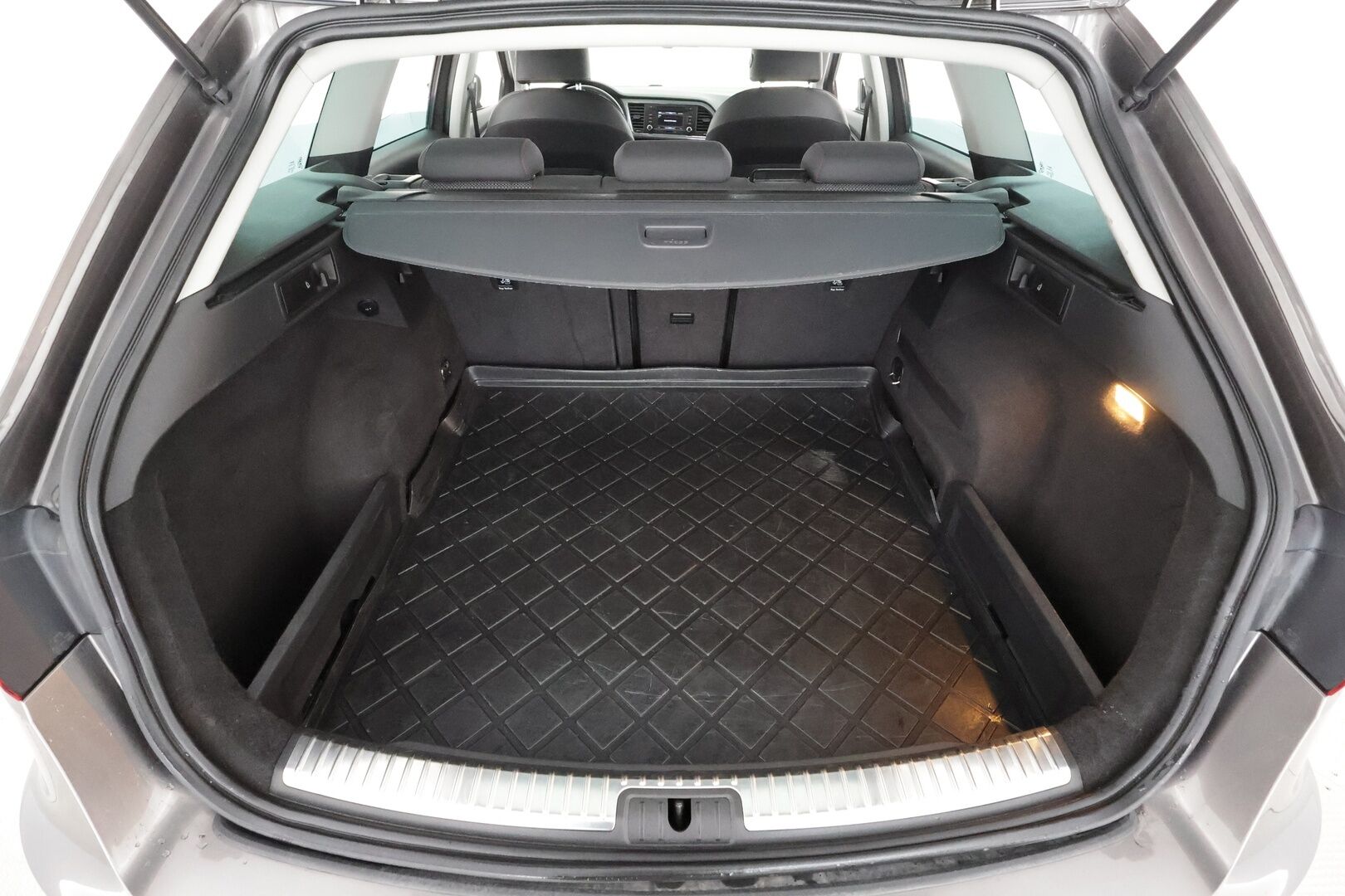 Seat Leon ST 2014 1,8 TSI 180 FR DSG * Suomi-auto / ACC / LED / Webasto / Koukku / Puolinahat * - Kahdet renkaat aluvanteilla - HULLU BLACKWEEK KORKOTARJOUS 2,49%