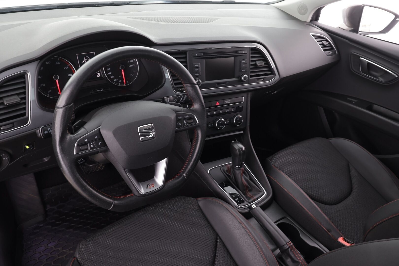 Seat Leon ST 2014 1,8 TSI 180 FR DSG * Suomi-auto / ACC / LED / Webasto / Koukku / Puolinahat * - Kahdet renkaat aluvanteilla - HULLU BLACKWEEK KORKOTARJOUS 2,49%