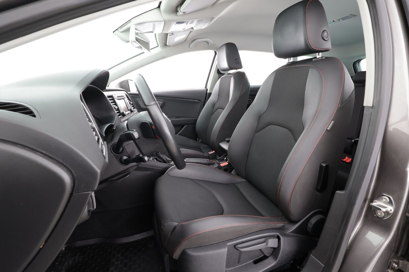 Seat Leon ST 2014 1,8 TSI 180 FR DSG * Suomi-auto / ACC / LED / Webasto / Koukku / Puolinahat * - Kahdet renkaat aluvanteilla - HULLU BLACKWEEK KORKOTARJOUS 2,49%