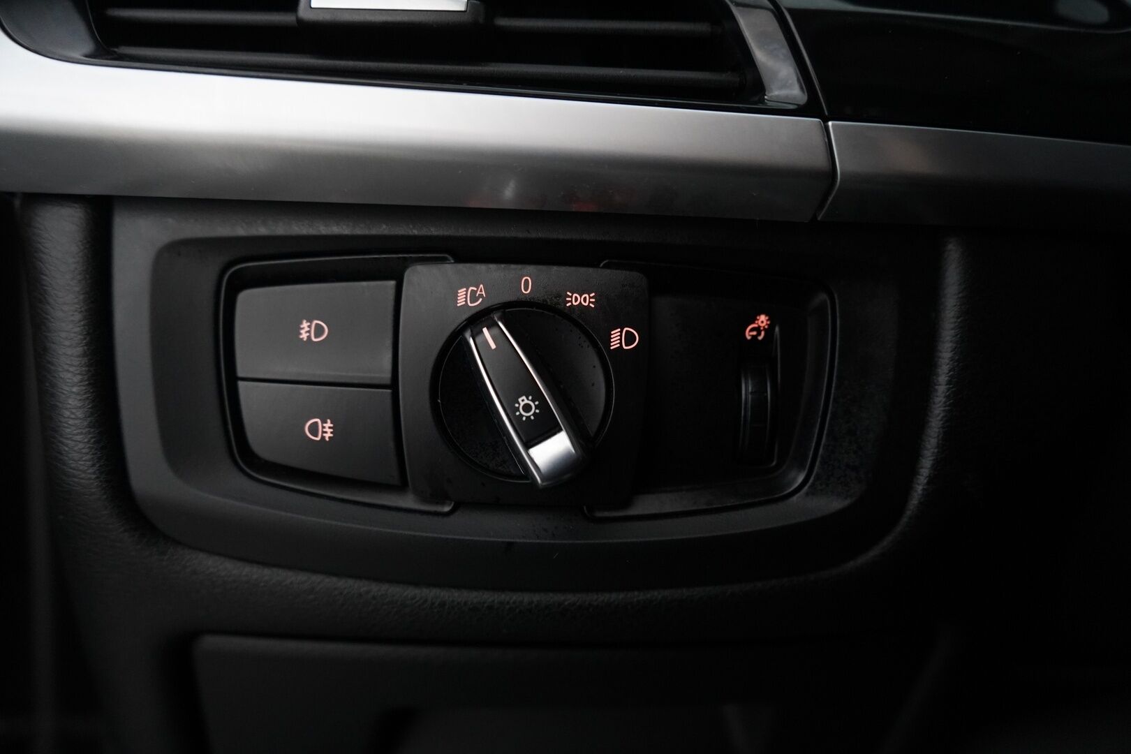 BMW X5 2014 * - YritysOutlet - Myydään vain yrityksille *F15 xDrive30d TwinPower Turbo A * HUD / Webasto / H&K / Takanäytöt / Comfort-istuimet / Vetokoukku / Kamera / Comfort Access * - Suomi-auto / Erikoisväri / Huollettu 04/2025 / Katsastettu 07/2025 / Kahdet BMW:n Vanteet