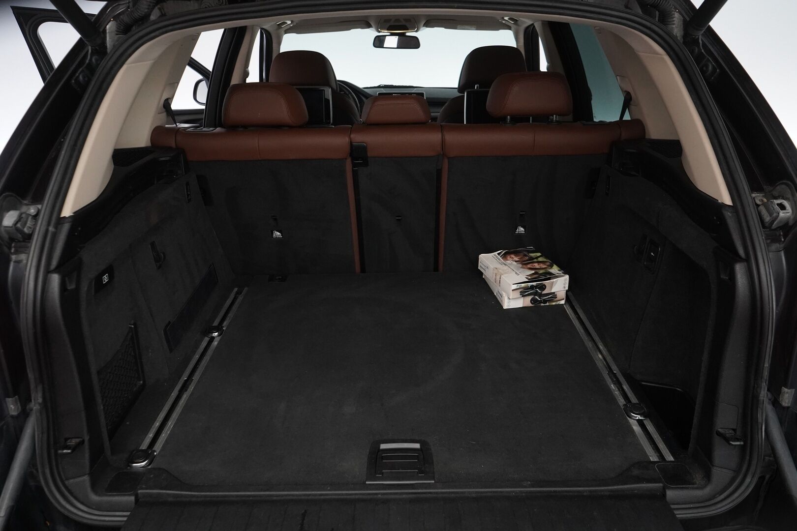 BMW X5 2014 * - YritysOutlet - Myydään vain yrityksille *F15 xDrive30d TwinPower Turbo A * HUD / Webasto / H&K / Takanäytöt / Comfort-istuimet / Vetokoukku / Kamera / Comfort Access * - Suomi-auto / Erikoisväri / Huollettu 04/2025 / Katsastettu 07/2025 / Kahdet BMW:n Vanteet