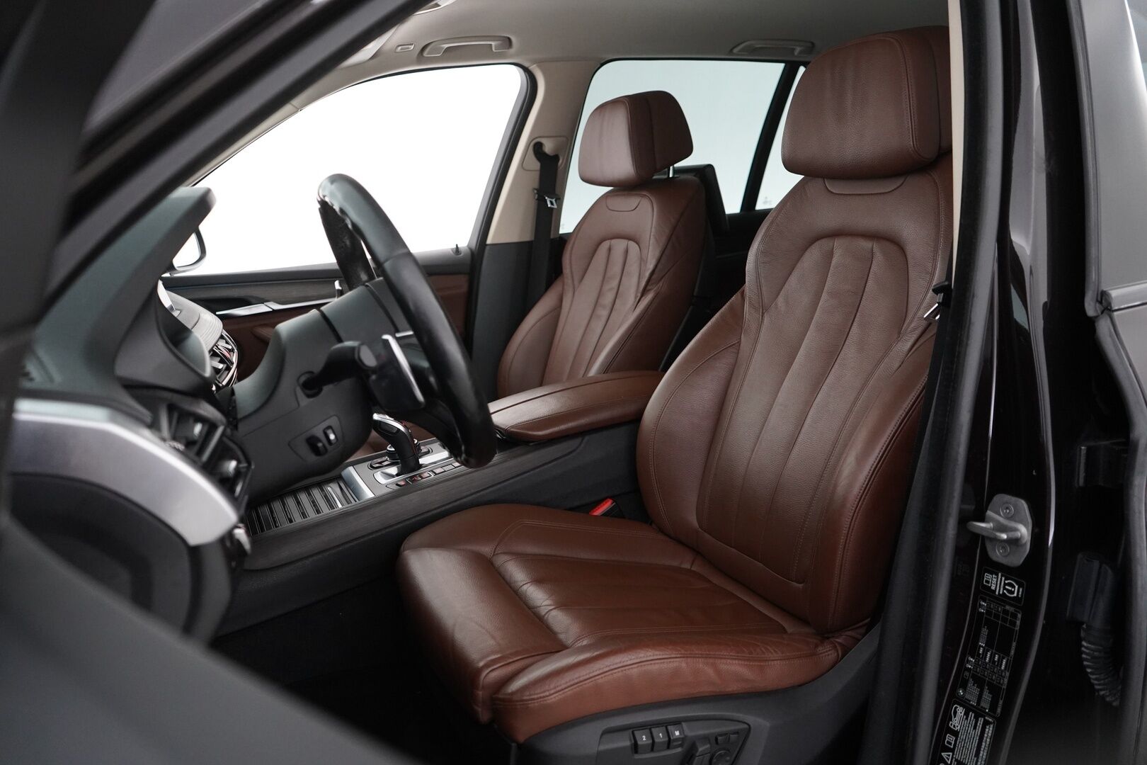 BMW X5 2014 F15 xDrive30d TwinPower Turbo A * HUD / Webasto / H&K / Takanäytöt / Comfort-istuimet / Vetokoukku / Kamera / Comfort Access * - Suomi-auto / Erikoisväri / Huollettu 04/2025 / Katsastettu 07/2025 / Kahdet BMW:n Vanteet