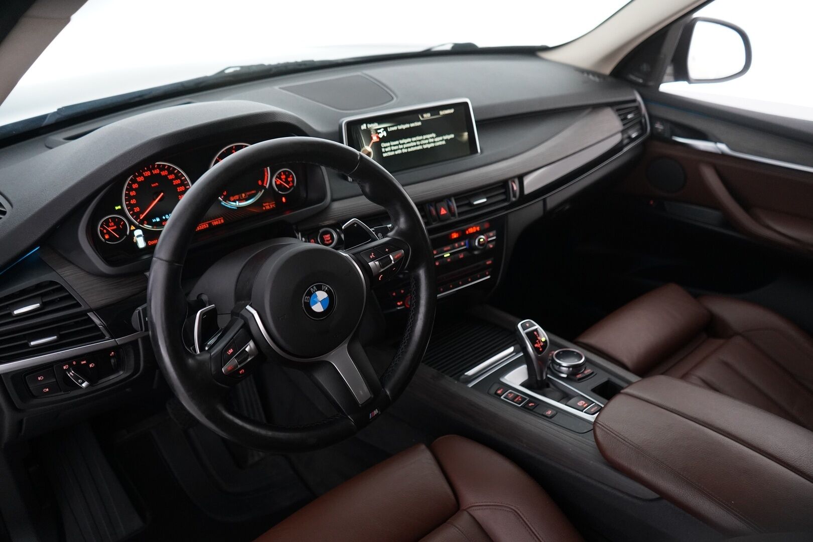 BMW X5 2014 F15 xDrive30d TwinPower Turbo A * HUD / Webasto / H&K / Takanäytöt / Comfort-istuimet / Vetokoukku / Kamera / Comfort Access * - Suomi-auto / Erikoisväri / Huollettu 04/2025 / Katsastettu 07/2025 / Kahdet BMW:n Vanteet