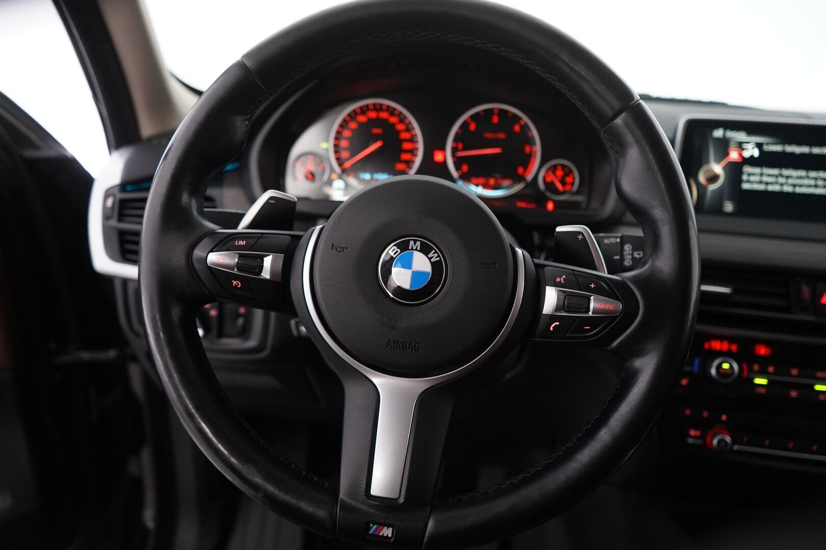BMW X5 2014 F15 xDrive30d TwinPower Turbo A * HUD / Webasto / H&K / Takanäytöt / Comfort-istuimet / Vetokoukku / Kamera / Comfort Access * - Suomi-auto / Erikoisväri / Huollettu 04/2025 / Katsastettu 07/2025 / Kahdet BMW:n Vanteet