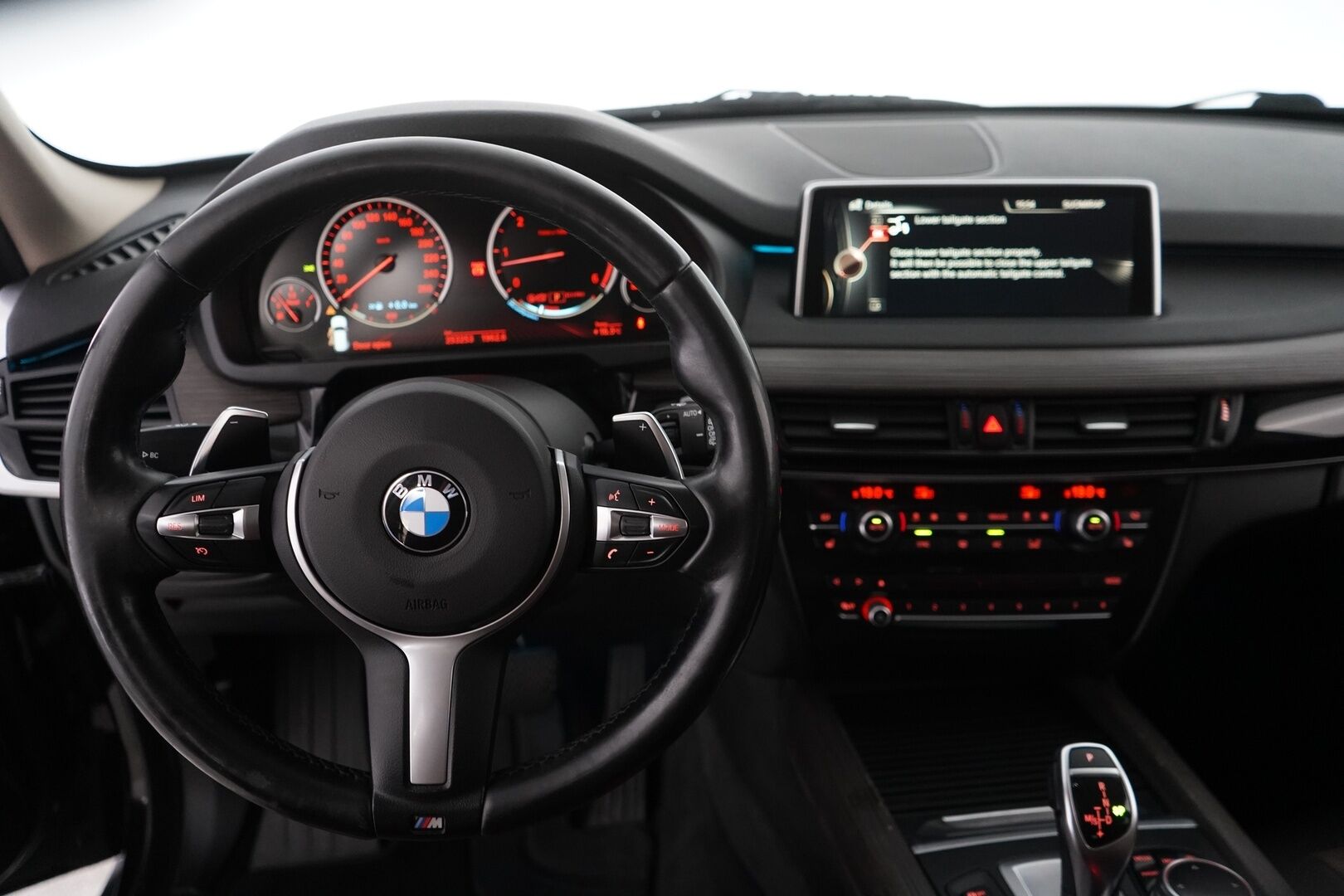 BMW X5 2014 F15 xDrive30d TwinPower Turbo A * HUD / Webasto / H&K / Takanäytöt / Comfort-istuimet / Vetokoukku / Kamera / Comfort Access * - Suomi-auto / Erikoisväri / Huollettu 04/2025 / Katsastettu 07/2025 / Kahdet BMW:n Vanteet