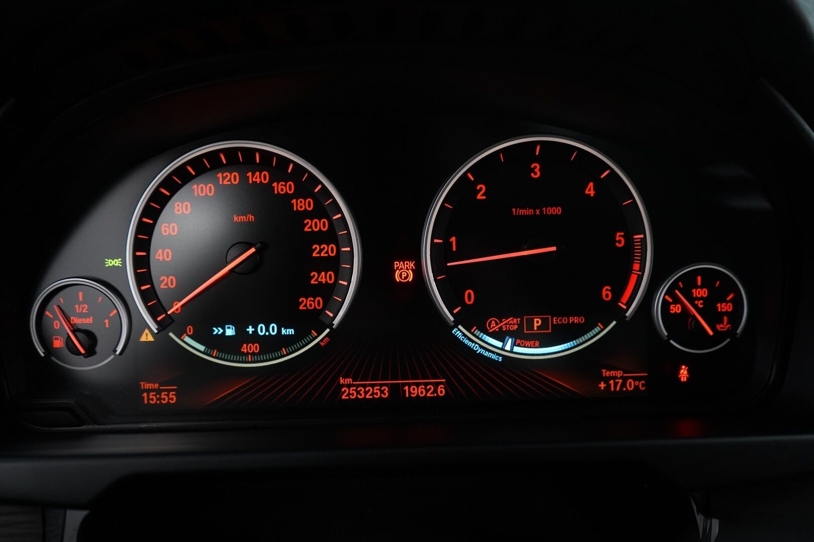 BMW X5 2014 F15 xDrive30d TwinPower Turbo A * HUD / Webasto / H&K / Takanäytöt / Comfort-istuimet / Vetokoukku / Kamera / Comfort Access * - Suomi-auto / Erikoisväri / Huollettu 04/2025 / Katsastettu 07/2025 / Kahdet BMW:n Vanteet