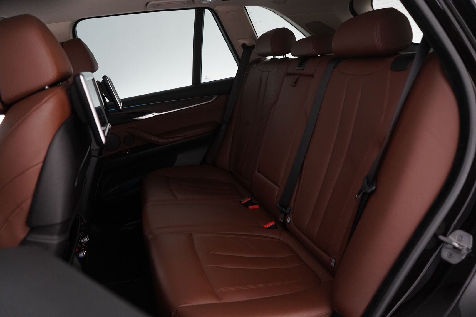 BMW X5 2014 F15 xDrive30d TwinPower Turbo A * HUD / Webasto / H&K / Takanäytöt / Comfort-istuimet / Vetokoukku / Kamera / Comfort Access * - Suomi-auto / Erikoisväri / Huollettu 04/2025 / Katsastettu 07/2025 / Kahdet BMW:n Vanteet