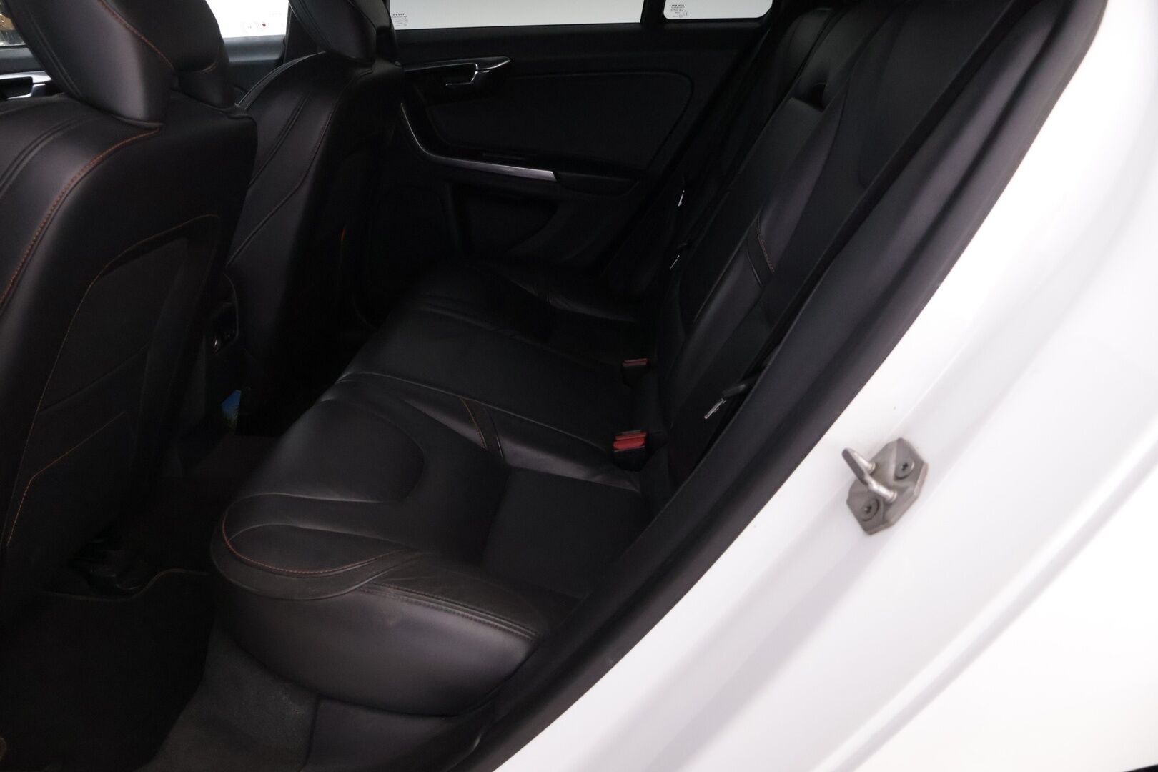 Volvo V60 2015 D4 Ocean Race Business aut. *Pa-lämmitin / Navi / Koukku / Vakkari / Digimittari / Nahkasisusta / Xenon* - Erittäin hyvin huollettu Ocean Race Suomiauto kaksilla hyväkuntoisilla renkailla!