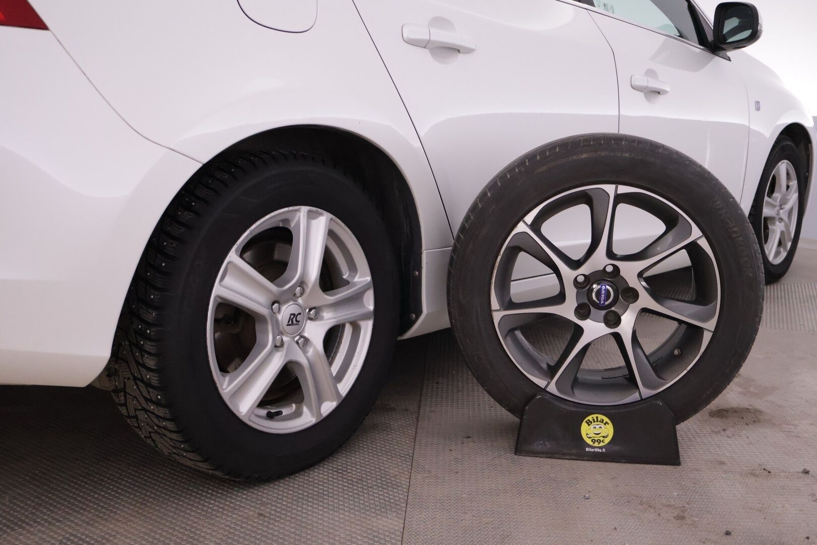 Volvo V60 2015 D4 Ocean Race Business aut. *Pa-lämmitin / Navi / Koukku / Vakkari / Digimittari / Nahkasisusta / Xenon* - Erittäin hyvin huollettu Ocean Race Suomiauto kaksilla hyväkuntoisilla renkailla!