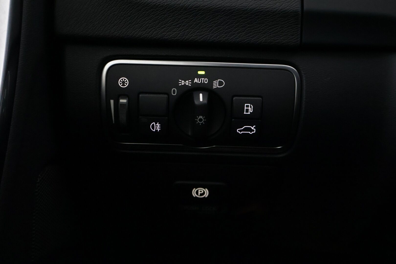 Volvo V60 2015 D4 Ocean Race Business aut. *Pa-lämmitin / Navi / Koukku / Vakkari / Digimittari / Nahkasisusta / Xenon* - Erittäin hyvin huollettu Ocean Race Suomiauto kaksilla hyväkuntoisilla renkailla!