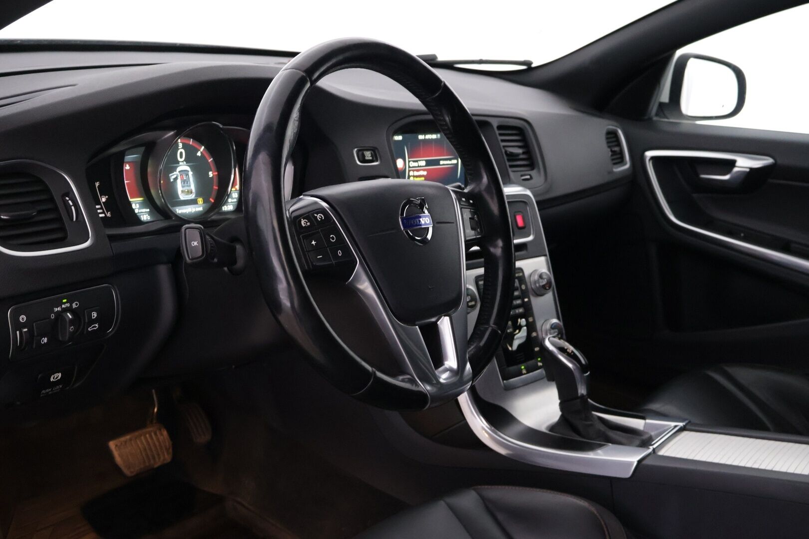 Volvo V60 2015 D4 Ocean Race Business aut. *Pa-lämmitin / Navi / Koukku / Vakkari / Digimittari / Nahkasisusta / Xenon* - Erittäin hyvin huollettu Ocean Race Suomiauto kaksilla hyväkuntoisilla renkailla!