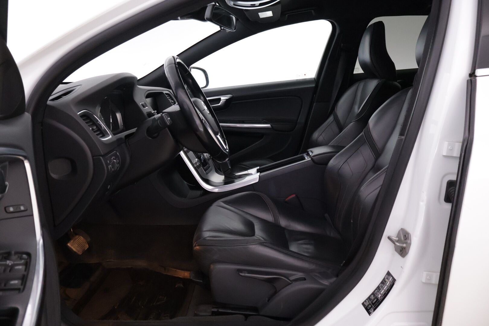 Volvo V60 2015 D4 Ocean Race Business aut. *Pa-lämmitin / Navi / Koukku / Vakkari / Digimittari / Nahkasisusta / Xenon* - Erittäin hyvin huollettu Ocean Race Suomiauto kaksilla hyväkuntoisilla renkailla!