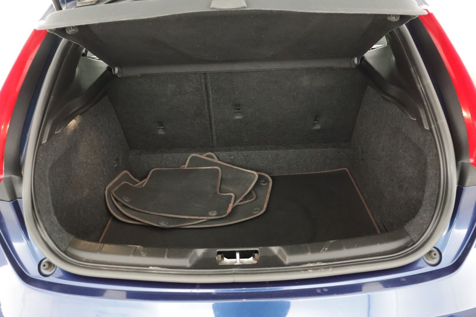 Volvo V40 2014 D2 Ocean Race aut * Suomi-auto / Koukku / 2x Alumiinivanteet, Lähes uudet Nokian nastat! - Suomi-auto / Koukku / 2x Alumiinivanteet, Lähes uudet Nokian nastat! 